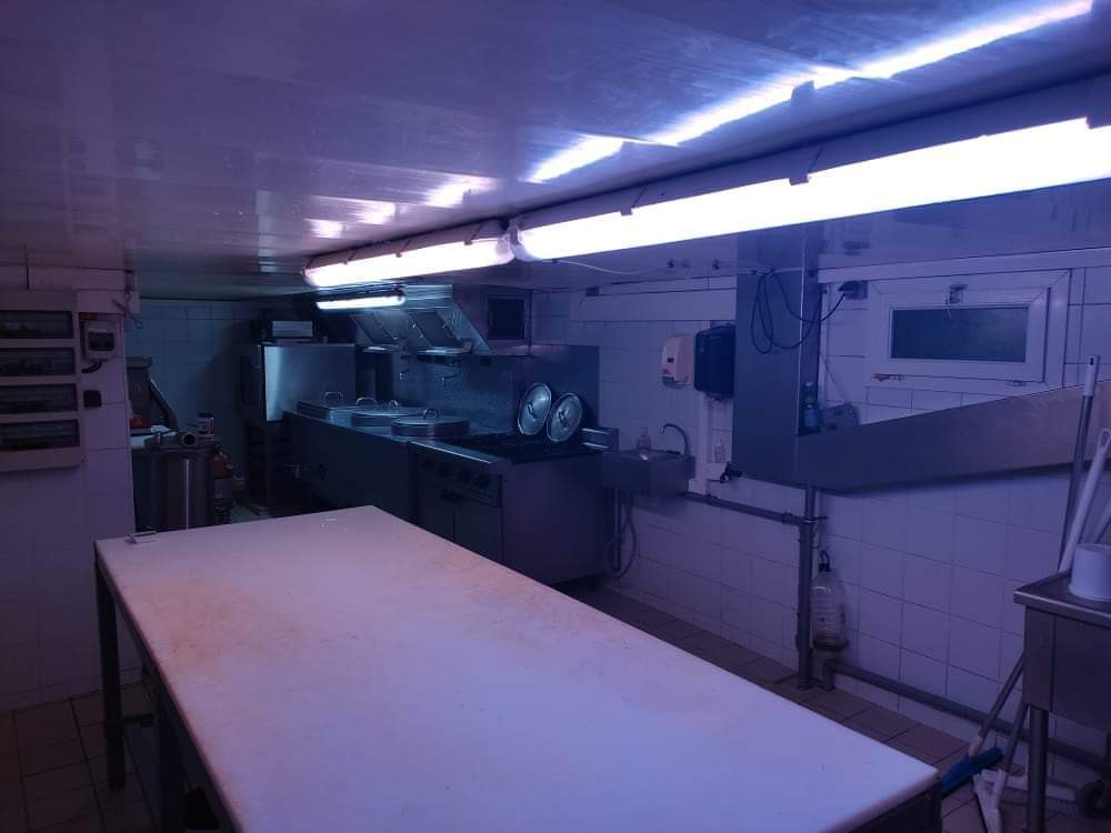 A VENDRE BOUCHERIE/CHARCUTERIE (cause départ en retraite).
Située à Saint-Rémy, première couronne de Chalon sur Saône (71), dans un quartier commerçant.

Une belle boucherie de 35 m2 de surface de vente dont 8,5 mètre linéaire de banque équipée de nébulisation et tout le matériel nécessaire.
A l'arrière du magasin se trouve un laboratoire de travail, une chambre froide de 15 m2 et un coin plonge (lave vaisselle). En prolongement bureau, salle de pause et local de stockage suivi d'un garage de 30 m2.
Au sous-sol, la boucherie dispose également d'un laboratoire de 45 m2 tout équipé (chambre froide, robot coupe, chaudière, 4 feux, four, laminoire etc ...) et une annexe de stockage.

Bon CA, stationnement clientèle devant le magasin, fermée dimanche et lundi et 5 semaines de congés.

Bonne affaire à reprendre avec 1 salarié ne nécessitant pas d'investissement supplémentaire.

Pour toutes informations, nous sommes joignable au 06 78 78 56 55. En cas d'indisponibilité laissez-nous un message ou un SMS et nous vous recontacterons.