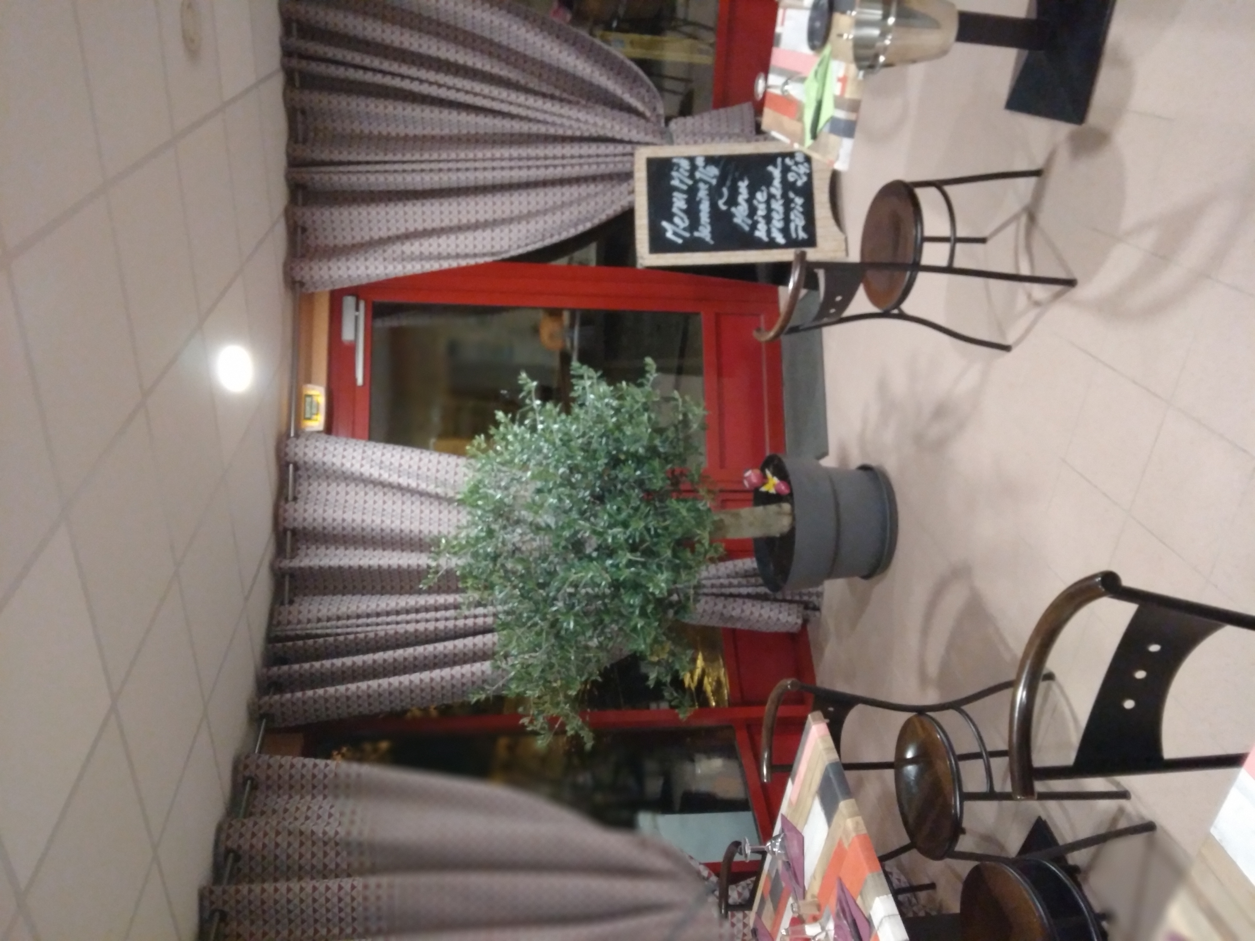 En Champagne, dans un charmant village de 180 habitants avec de nombreuses résidences secondaires, L'Andion est un bar restaurant auquel sont adossées une poste et une épicerie sur une surface de 160m².
Seul commerce du village, situé en plein centre face à la mairie et à l'église, il est le lieu de rencontre des habitants et joue un rôle de lien social important.
La cuisine et le bar ont été entièrement créés à neuf et équipés de tout son matériel professionnel par la mairie de Cunfin en 2008 dont nous sommes devenus propriétaires en 2020. 
Attenant au commerce se trouve un terrain de 90m² constructible et 120m² de terrasse aménagée.
L'habitation de 140m² se trouve à l'étage et comporte 3 chambres, un salon salle à manger, cuisine, salle de bain et WC.
Suite au décès de mon épouse qui était la cheffe cuisinière j'ai décidé de mettre le commerce et le logement en vente.