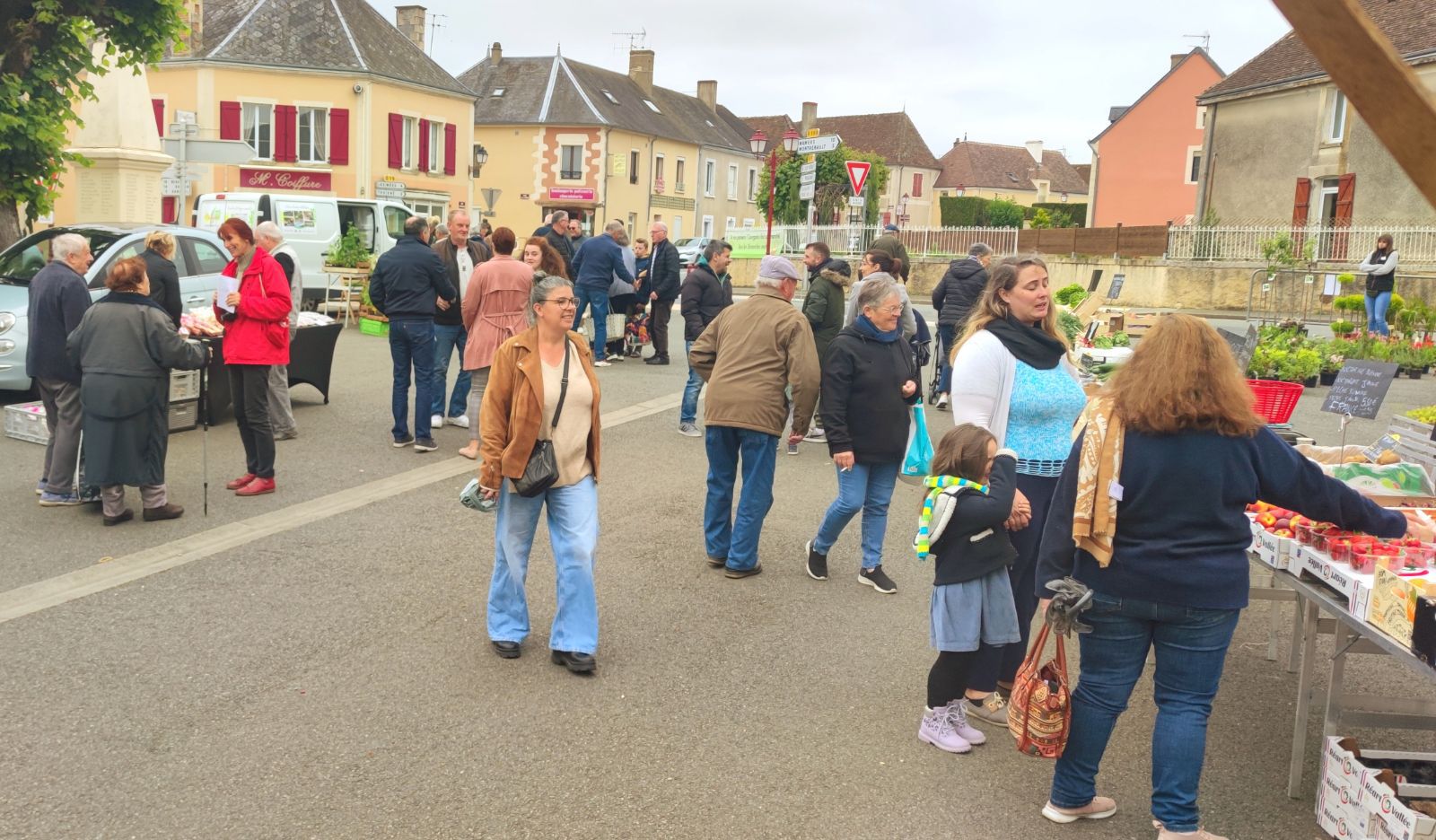 Commune de Courgains recherche boulanger / pâtissier pour location gérance , la boulangerie est équipée en matériel récent , loyer modéré , le stationnement est facilité par 2 grande places .
Située à 10 kms de Mamers et 35 kms du Mans , la commune compte 590 habitants et en ajoutant les communes avoisinantes sans commerce équivalent cala représente un potentiel commercial de 1500 habitants ( Dangeul , Monhoudou , René , Thoigné , Les Mées , Saint Calez en Saosnois ) , elle est traversée par 2 axes routiers la D 300 ( 3000 voitures par jour ) et la D19 ( 1500 voitures par jour ).
La commune dispose de plusieurs commerçants / artisans : bar / tabac , coiffeuse , garage automobile , boucher / charcutier , entreprise de béton ,  fabricant de meubles , menuiserie , 2 esthéticiennes , 2 gîtes , entreprise de terrassement et d'une école communale . 
Dans l'année il y a 3 vides greniers , 2 concours de boules , 1 tournoi de foot ( club de 90 licenciés ) , 1 tournoi de tennis de table , le 13 et 14 juillet c'est la fête communale avec bal / feu d'artifice / jeux et le dimanche matin en été il y a un marché .