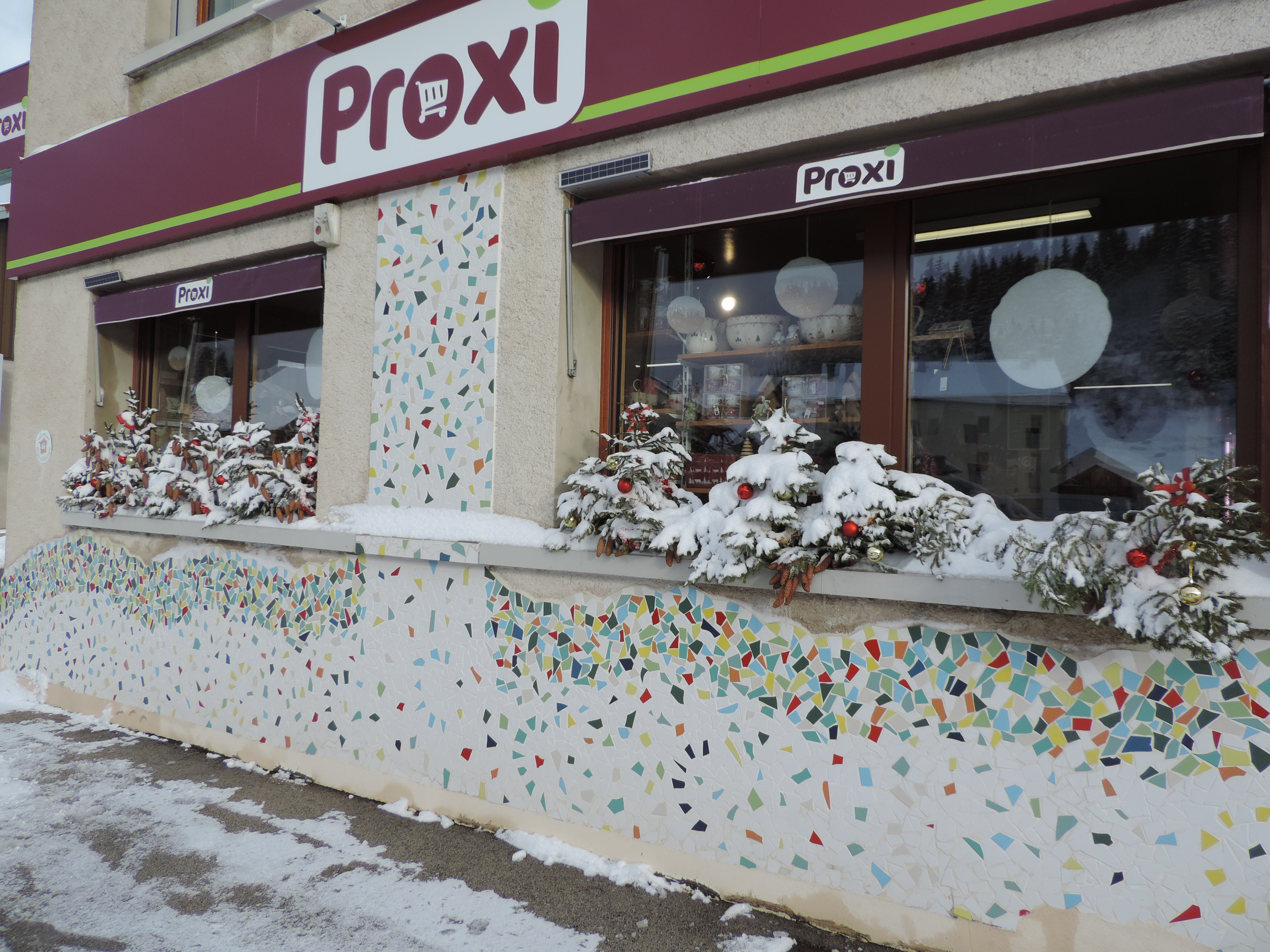 Vente d'une épicerie multi-services, sous enseigne Proxi (Groupe Carrefour).
Située au coeur d'une station de ski du haut Jura, prisée aussi bien en hiver qu'en été.
Magasin d'une belle surface de 95 m2, équipé de la climatisation et d'un rayon traiteur, charcuterie, fromage à la coupe. Le magasin dispose d'une réserve de 56 m2, 1 chambre froide, 1 bureau, le tout très bien entretenu, ambiance chaleureuse avec beaucoup de bois.
Les services proposés sont la presse, les produits locaux, le gaz et le pain. CA stable, avec une belle marge de progression en augmentant l'amplitude horaire. Le magasin ferme 5 semaines par an pour congés.
Le prix demandé pour le fonds de commerce est de 100 000 €. Loyer de 462€ mensuel. Idéal pour un couple ou 2 associés.