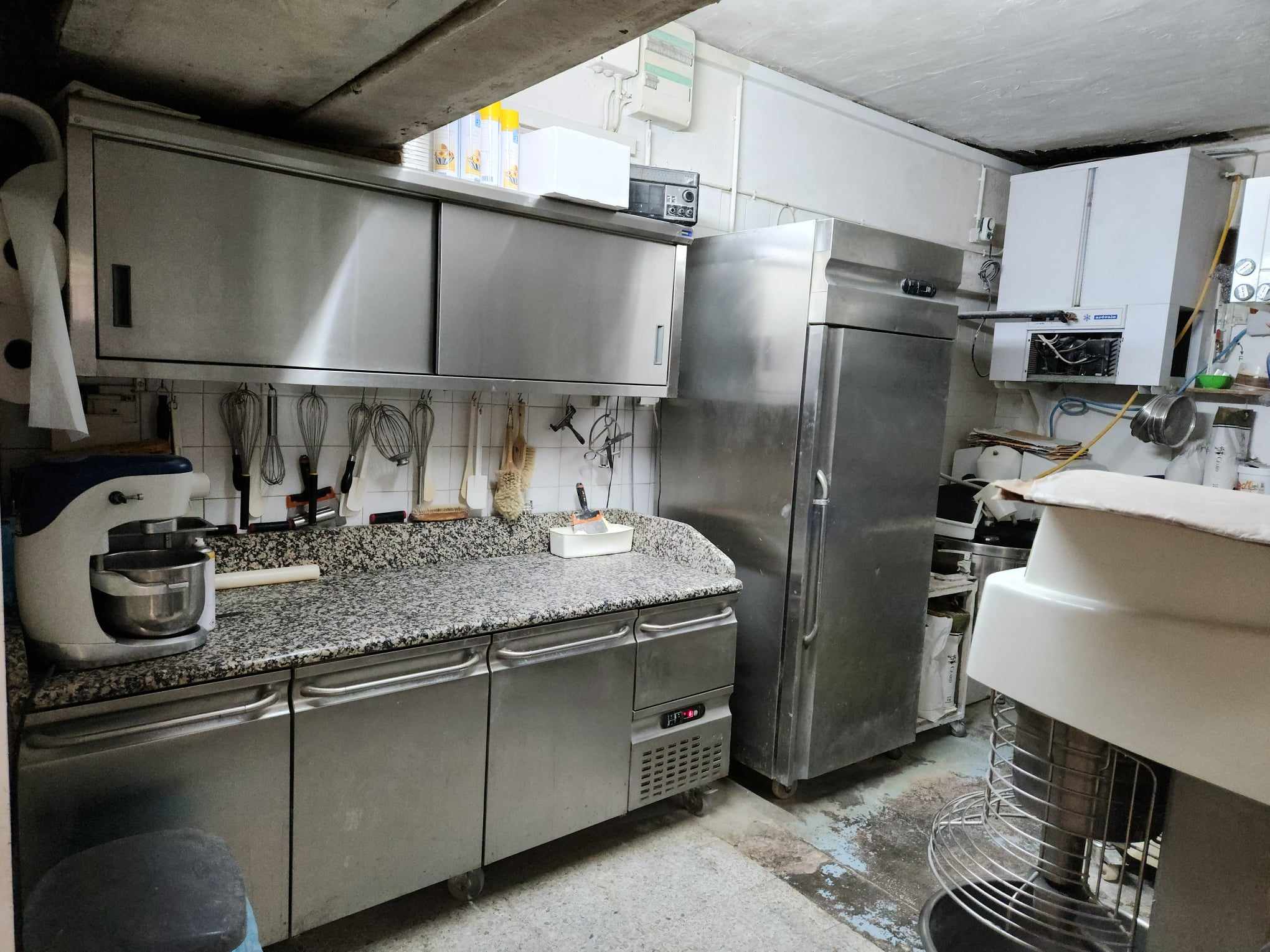 Vend cause départ en retraite très bonne boulangerie patisserie dans charmant village de provence très renomé pour son festival de piano commerce avec du matériel de bonne qualité ( BONGARD) un très bon chiffre d'affaire et très bon bénéfice le commerce est pourvu d'un grand logement + très grande terrasse le stock sera offert soit environ 20000€