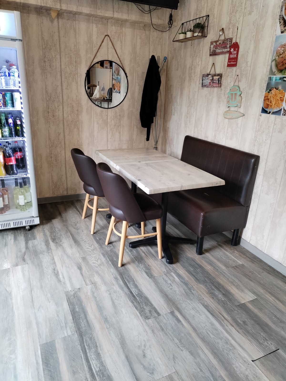 À VENDRE 195 000 euros Fonds de commerce PIZZERIA / TAPAS / BURGER
Saint-Laurent-du-Var  Centre-ville, emplacement stratégique
Affaire saine et rentable !
En activité depuis plus de 7 ans, cette pizzeria  également spécialisée en tapas et burgers  bénéficie d’une clientèle fidèle et d’un emplacement de premier choix, en face des écoles et au cur de la ville.
Les atouts :
 Chiffre d’affaires annuel : 200 000 euros
 Activité 7j/7 : sur place et à emporter
 Terrasse extérieure 12 couverts (redevance mairie 200 euros/an) + salle intérieure (12 couverts)
 Bail tous commerces : grande liberté d’exploitation
 Loyer mensuel : 1 100 euros HT
 Charges : 200 euros / mois