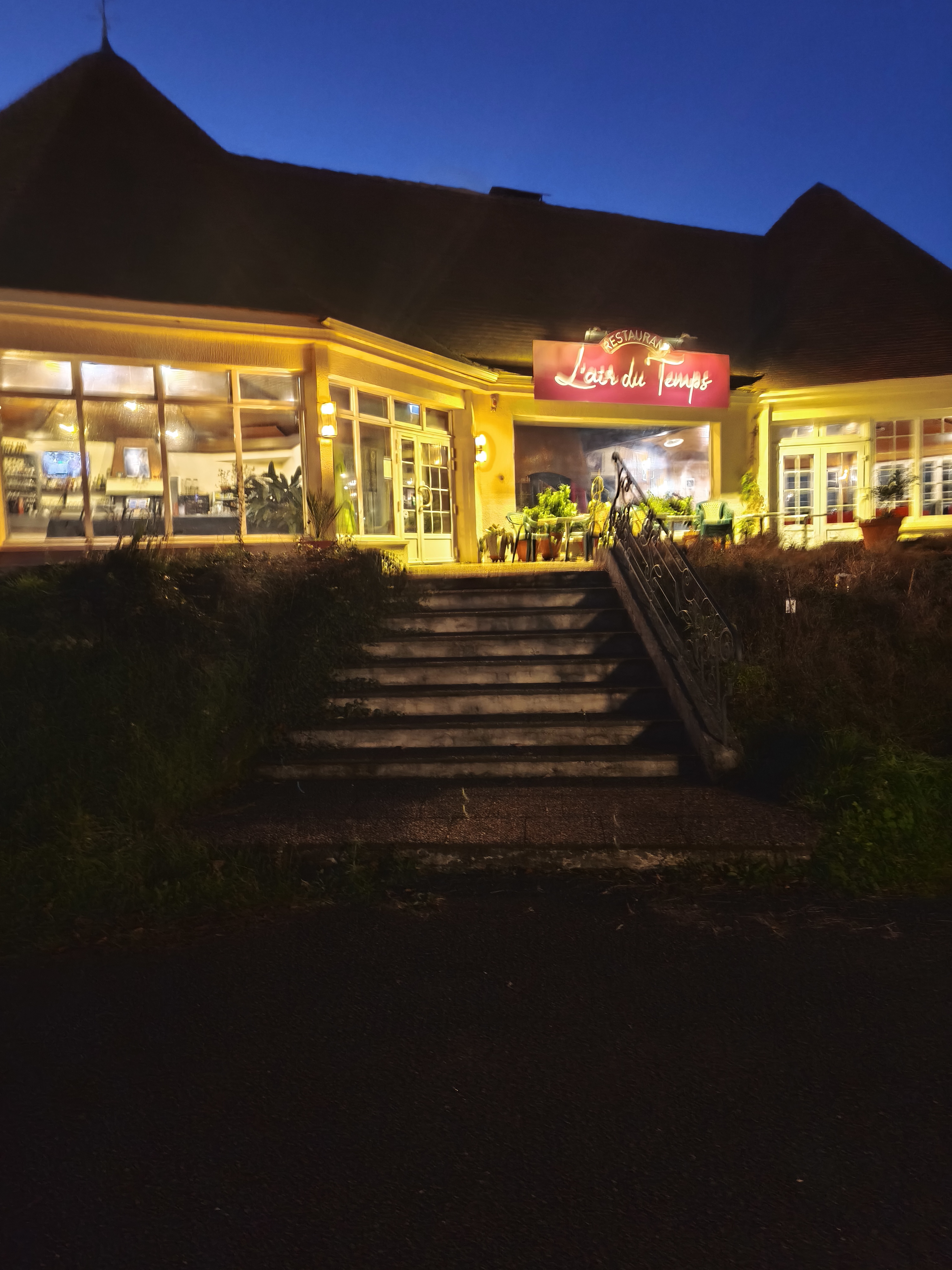 Restaurant prêt a travailler.3 salles, terrasse, cuisine équipée,wc handicapé rampe d accès.. grand parking.contrat avec hotel .énorme potentiel.axe important.urgent