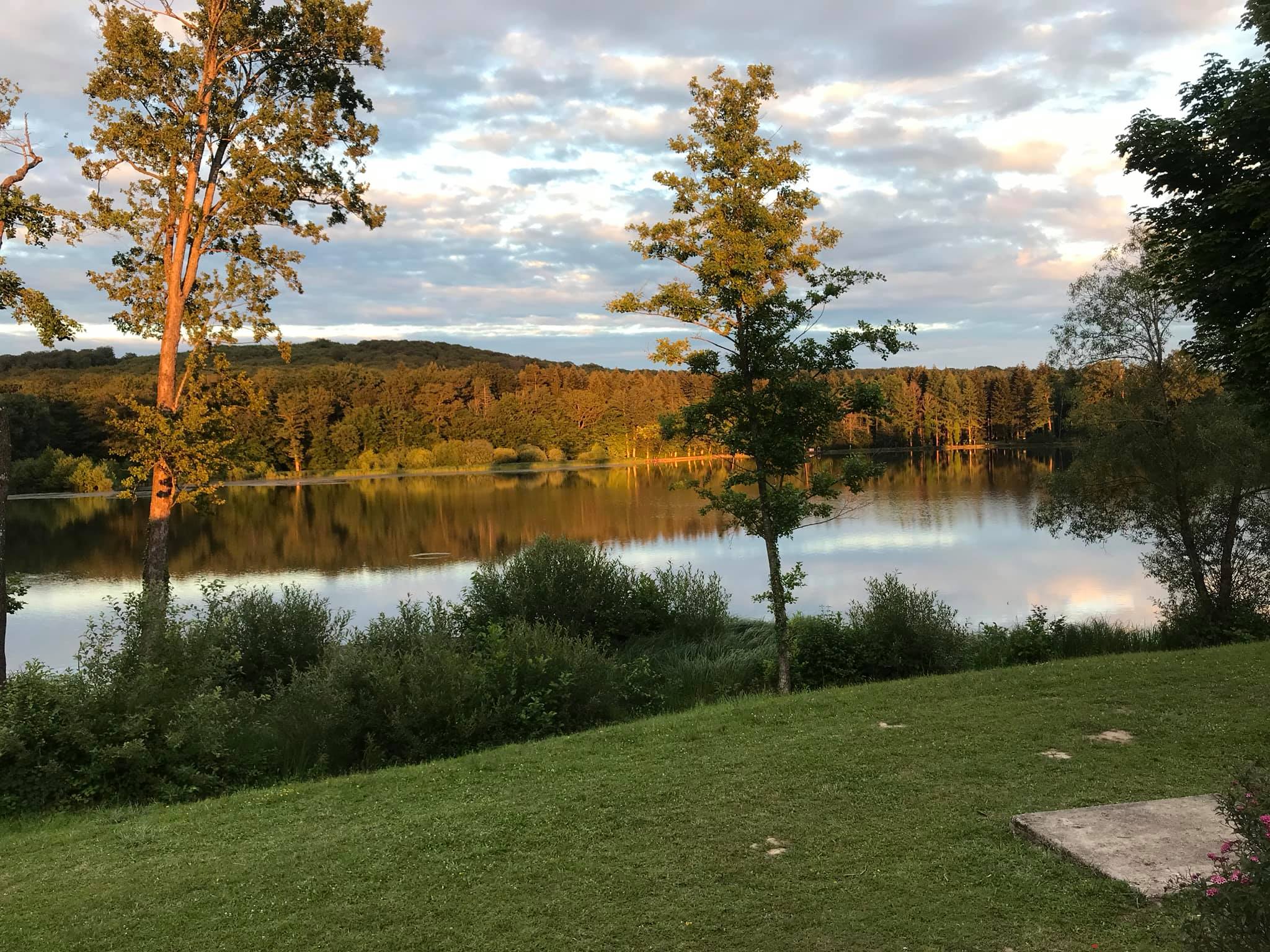 La Communauté de Communes de la Haute-Comté recherche un.e gérant.e ayant une expérience significative dans la restauration pour son bar-restaurant Les Chalets du Lac, situé à Passavant-la-Rochère, Haute-Saône (70).

Licence IV, capacité de 130 couverts (50 en salle et 80 en extérieur sous terrasse couverte).
Clientèle locale (entreprises, associations, …) et touristique (Verrerie La Rochère à 1km, 100 000 visiteurs par an ; et Voie Bleue à 5km)
Bar-restaurant partiellement équipé (hotte, chambre froide, plonge) et éventuellement équipable. Possibilité location maison habitation sur site en supplément. Site d’hébergement touristique (chalets bois et cabanes dans les arbres) jouxtant le restaurant et faisant l’objet d’une gestion à part entière. 

Loyer indicatif : 12 000 € HT / an, soit 1 000 € / mois 
Informations et contact : Arnaud HUMBERT – Directeur Général des Services CCHC
arnaud.humbert@cchc.fr  - 03 84 94 17 93