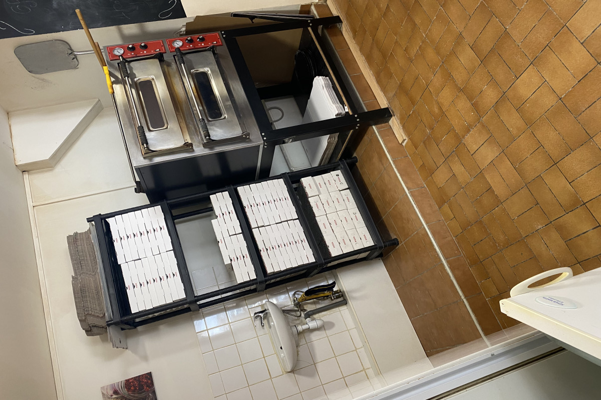 Vend fond de commerce pizzeria à emporter 

Il y a beaucoup de passage devant la pizzeria, elle fait 40m2 . 
Le prix du loyer et de 310? 

Pour plus d?informations ou de photo me contacter part telephonne merci