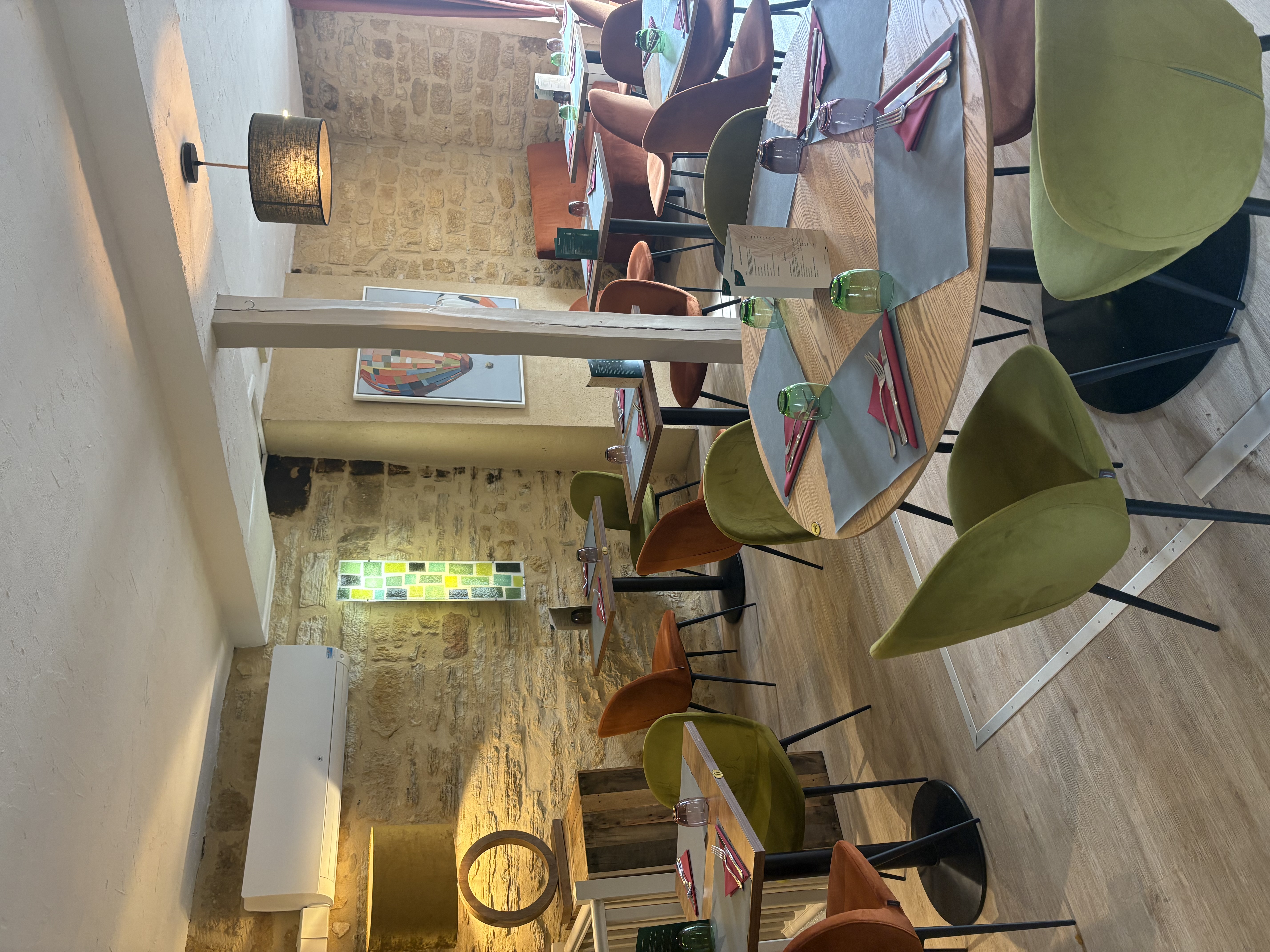 A vendre fond de commerce, possibilité d’acquérir les murs d’un Restaurant/Bar licence IV situé à Gourdon ville médiévale dans le Lot
Etablissement aux normes et refait à neuf (cuisine et salle de restaurant) en 2025
Belle clientèle locale fidèle et touristique
2 terrasses, une côté rue de 50 couverts et une sur cour intérieur au calme de 20 couverts
Une salle de restaurant au premier étage de 45 couverts et 8 couverts au rez de chaussée
L’établissement est entièrement climatisé salle et cuisine
Matériel de cuisine neuf, remplacé en 2025
CA en progression constante