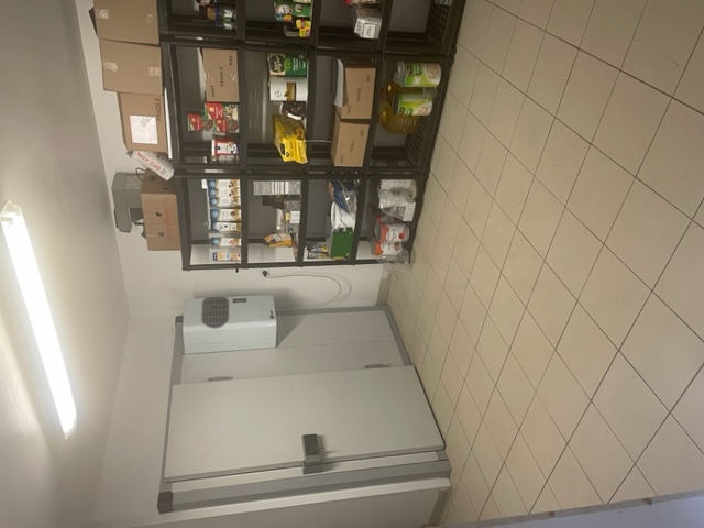 Avant que la retraite nous rattrape, nous mettons en vente notre fonds de restaurant ouvrier situé en centre Bretagne en ZRR, à Ménéac, sur l'axe départemental Merdrignac/ Ploermel.
Commune disposant de toutes les commodités, 2 écoles primaires (Privé/ Public), un cabinet infirmier, un médecin, un kiné, une pharmacie, une boulangerie/ épicerie, un coiffeur, 2 bars/ tabac, sans compter les associations actives.
Le restaurant dispose d'un bar séparé, de 3 salles (32, 20 et 16 couverts), une cuisine et une réserve aux normes et une terrasse non exploitée.
Le bail inclus un logement type T5 à l'étage avec accès indépendant.
L'affaire est tenue depuis bientôt 11 ans, Ouverte du lundi au vendredi, uniquement le midi, le soir et le week-end sur réservation pour des groupes de 20 personnes au minimum.