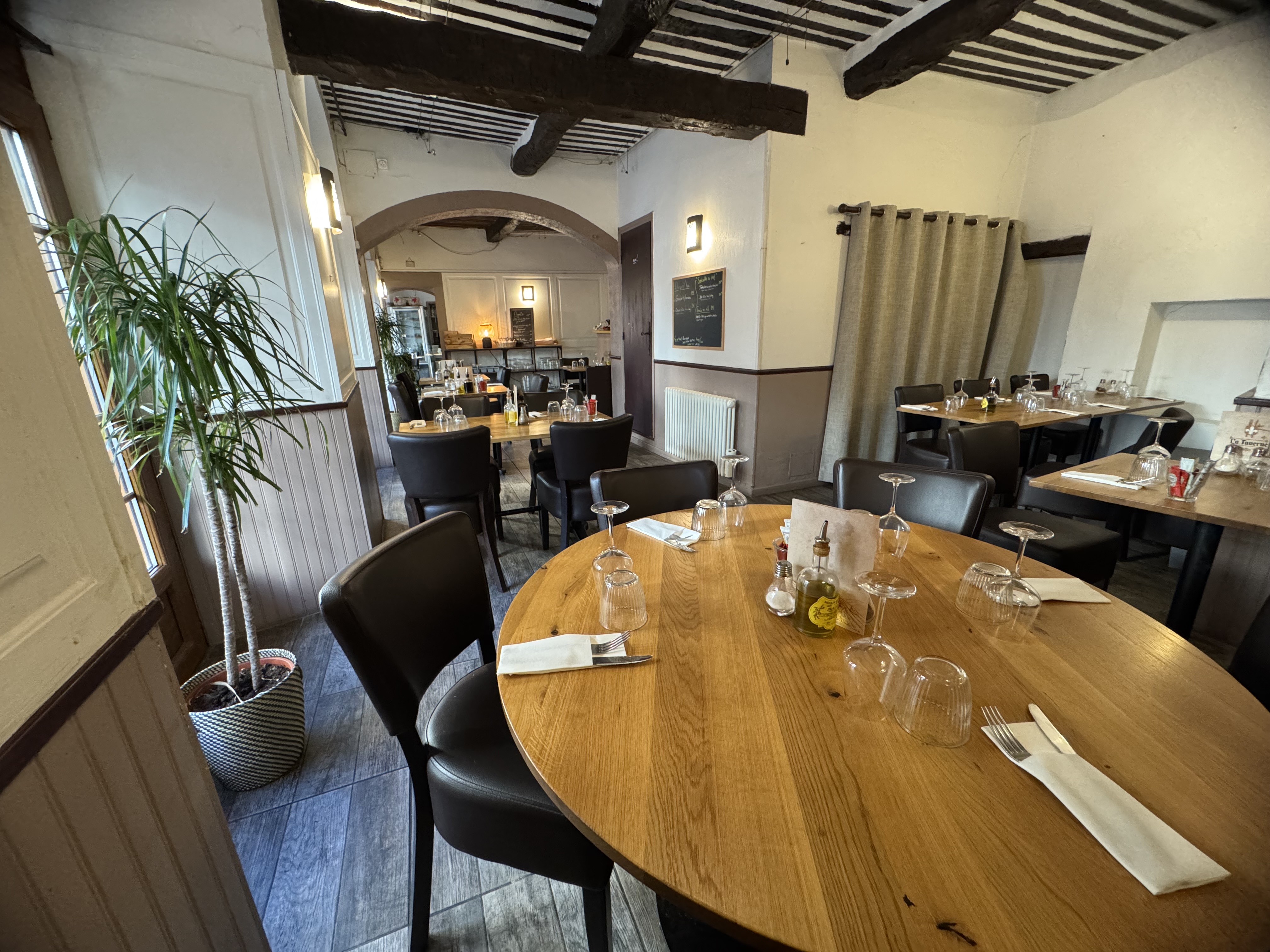 BARGEMON : surnommé la perle du haut var

RESTAURANT Fonds de commerce
Restaurant traditionnel
Licence 3

Venez découvrir ce restaurant , plein de charme avec une belle superficie.
L'intérieur sur 2 niveaux avec de
nombreuses possibilités d’aménagements .
En terrasse environ 40 couverts peuvent y trouver place et sur le balcon qui donne sur la place principale du village 10 couverts supplémentaires en 5 tables de 2 .

Au dessus du restaurant,
Appartement  à rafraîchir avec 
5 chambres 
1 cuisine équipée neuve
2 salle de bain 
1 Salon 
Peut servir de logement principal , héberger des saisonniers ou chambres d’hôte

Le restaurant peut accueillir environ 60 personnes à l'intérieur ( 30en RDC+ 30 en R+1 ), et 50 personnes en terrasse + balcon.
Cuisine entièrement équipée, avec une partie du matériel neuf de qualité.
( fourneaux 4 feux+plancha+friteuses CHARVET , Four vapeur RATIONAL , coins plonge neuf …)

Très bon chef de cuisine en place 
Vendu avec ou sans personnel

Service les midis et soirs , avec 2 jours de repos par semaine. 
Beau potentiel avec nombreuses possibilités d'évolution du chiffre.
Loyer 1700€ Ttc/mois  
et pour la terrasse en sus 600 €Ttc/an.

Idéalement situé sur la route menant aux Gorges du Verdon, au coeur du village , sur la place principale,parking gratuit. 
École, crèche,boulangerie, pharmacie, supérette etc . 
Très bonne qualités de vie dans ce petit village

A 20mn de Draguignan
20 minutes de la pleine de montauroux
25 minutes du Muy ( A8 ) . 
Beau potentiel
Très beau village prisé des étrangers .

Plus d’informations sur demande 
Mise en place d’une Gérance avec option d’achat possible sur dossier

Vend pour cause de changement projet