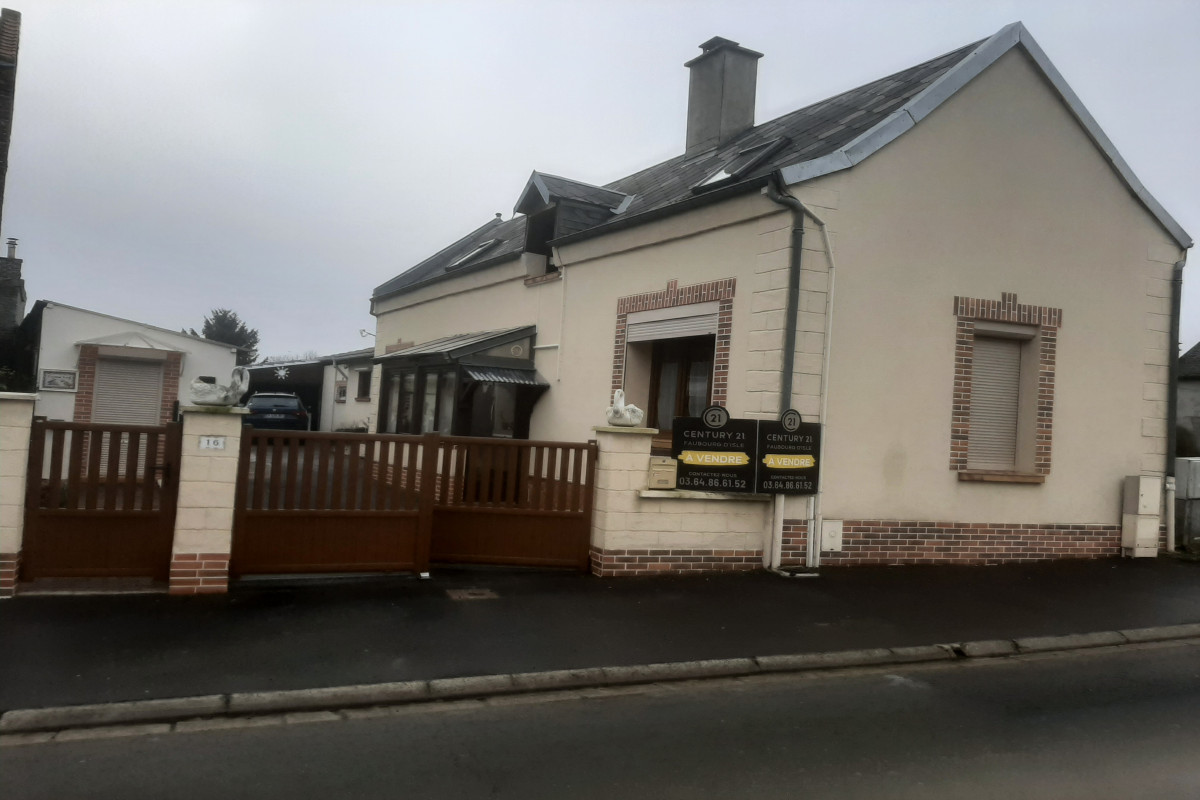 Le salon de coiffure de 26m2,indépendant de la maison de 103m2 situé dans la même cour