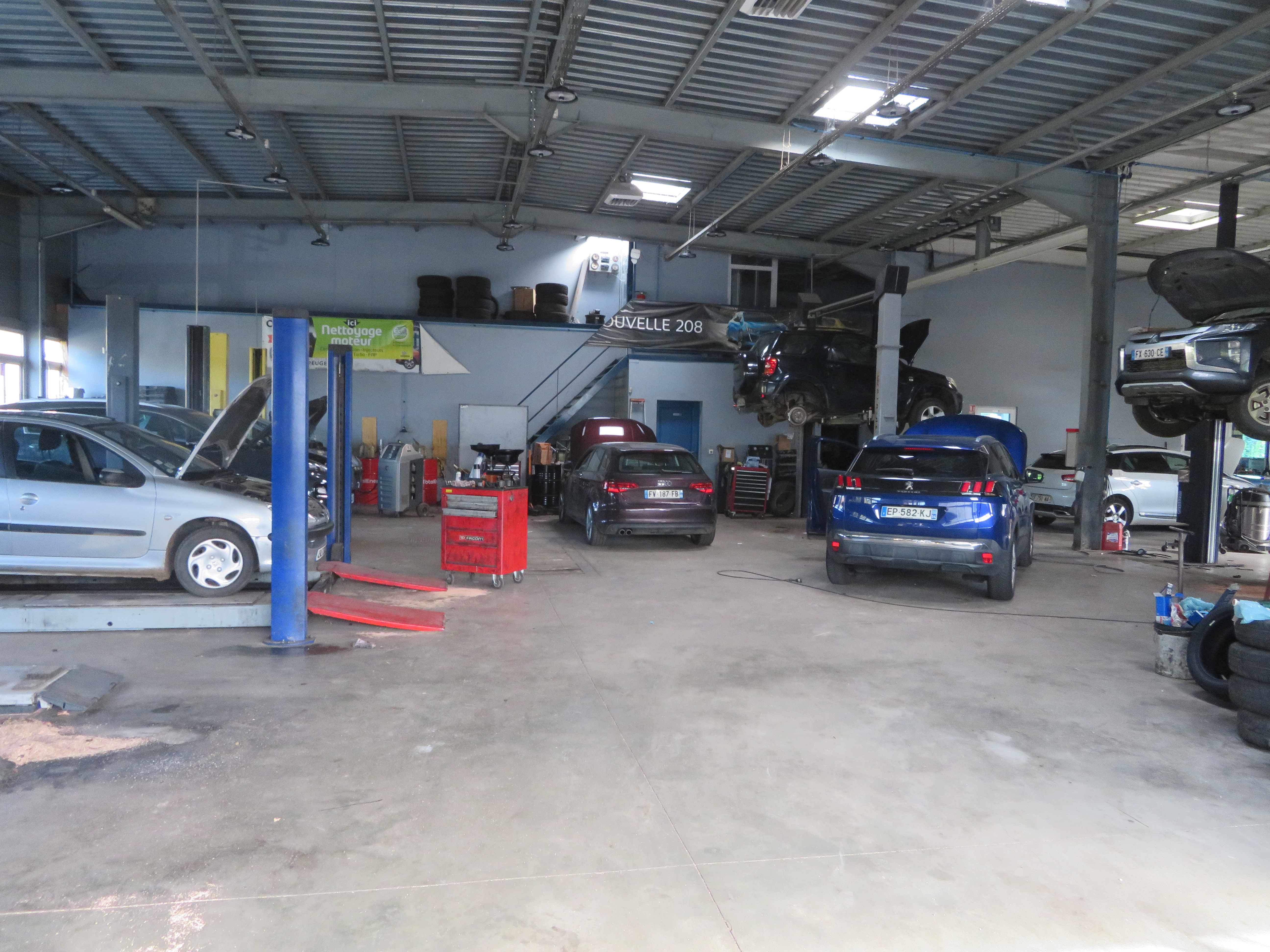 GARAGE AUTOMOBILES TENU 35 ANS CAUSE RETRAITE DANS 15 MOIS MÉCANIQUE CARROSSERIE VENTE DE VÉHICULES .BONNE CLIENTÈLE .MILIEU RURAL VILLAGE DE 350 HABITANTS EN MEURTHE ET MOSELLE AU BORD DES VOSGES .AGENT PEUGEOT MAIS AUSSI MULTI MARQUES.JE PEUX VOUS FORMER MES 15 MOIS RESTANT .JAMAIS UN MANQUE DE TRAVAIL.ON VOUS ATTENDS AVEC GRAND PLAISIR .N HESITER PAS A ME CONTACTER POUR PLUS DE RENSEIGNEMENTS