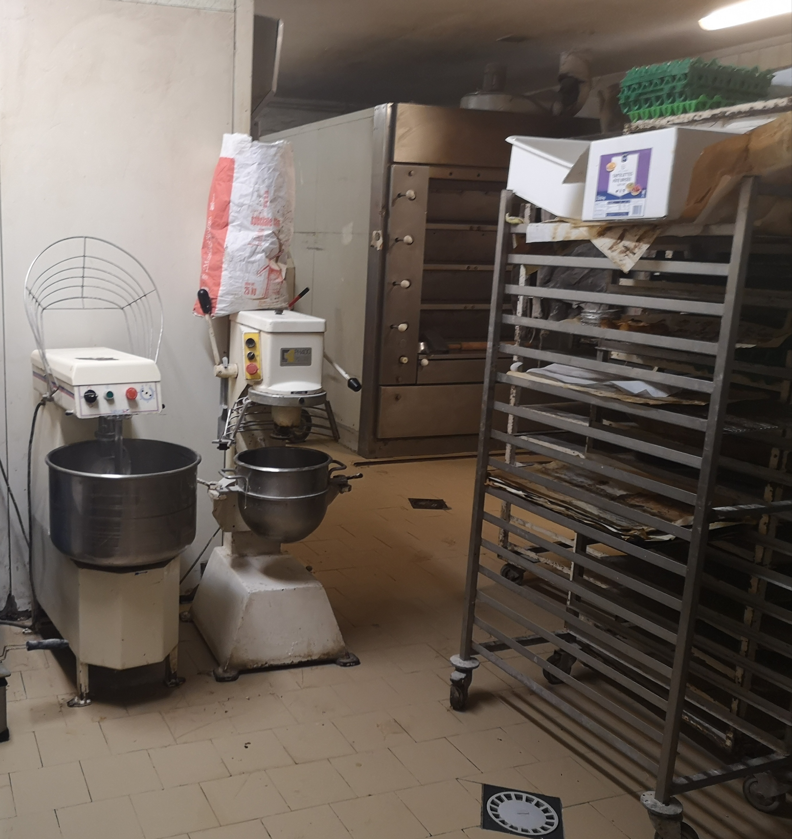 Boulangerie Pâtisserie et salon de thé à vendre dans un petit village classé "plus beau village de France", bastide médiévales. Village très touristique.
Ce prix comporte les murs ainsi que le matériel de la boutique + le fournil.