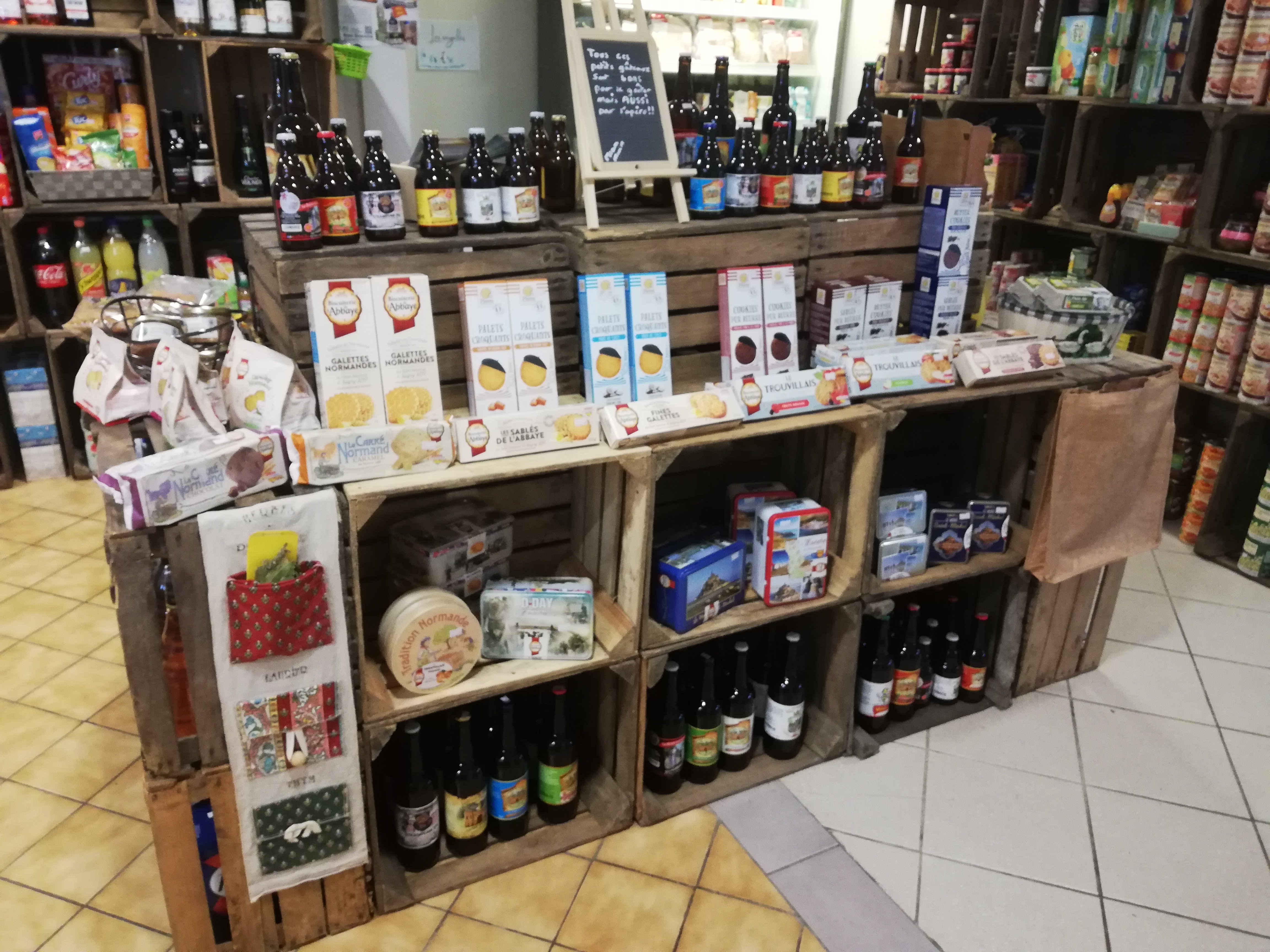 Vends fonds de commerce saisonnier dans locaux communaux (logement compris)
petit loyer pour l'ensemble du bâtiment, licence IV comprise

Unique commerce à 200 m de la vélocénie (voie verte reliant Paris/le mont Saint-Michel) entre 2 villes éloignées
Unique commerce proposant une grande pergola couverte bioclimatique, pratique en cas de pluie ou de grand soleil
Unique commerce avec terrasse privative (herbe) et clos aux 3/4, pas de terrasse de "trottoir"
3 parkings communaux à proximité

Précédemment :
dépôt boulangerie, épicerie, bar, gaz

Développé depuis 3 ans :
Accueil vélo officiel, revente tabac, snacking, point poste, FDJ, rôtisserie le dimanche, vente de produits maraîchers bio (maraîcher à 4 kms), journaux, produits régionaux : charcuterie/crèmerie, biscuiterie, bière bio, cidre/poiré... de la région
(possibilité de développer davantage en restauration, en soirée...)
Beaucoup de matériels récents

Vente car changement de projet