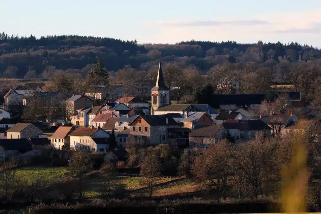 Villossanges est une commune rurale des Combrailles de 330 âmes dotée d’une vie locale dynamique grâce à ses nombreuses associations et à la volonté de ses habitants.
La collectivité est à la recherche d’un porteur de projet pouvant proposer une offre commerciale de proximité (épicerie multi-services). 
Les travaux du bâtiment démarrerons fin 2026 pour une livraison courant 2027.
Le futur local commercial disposera d'une surface commerciale d'environ 70m².
Possibilité de logement au-dessus du commerce.