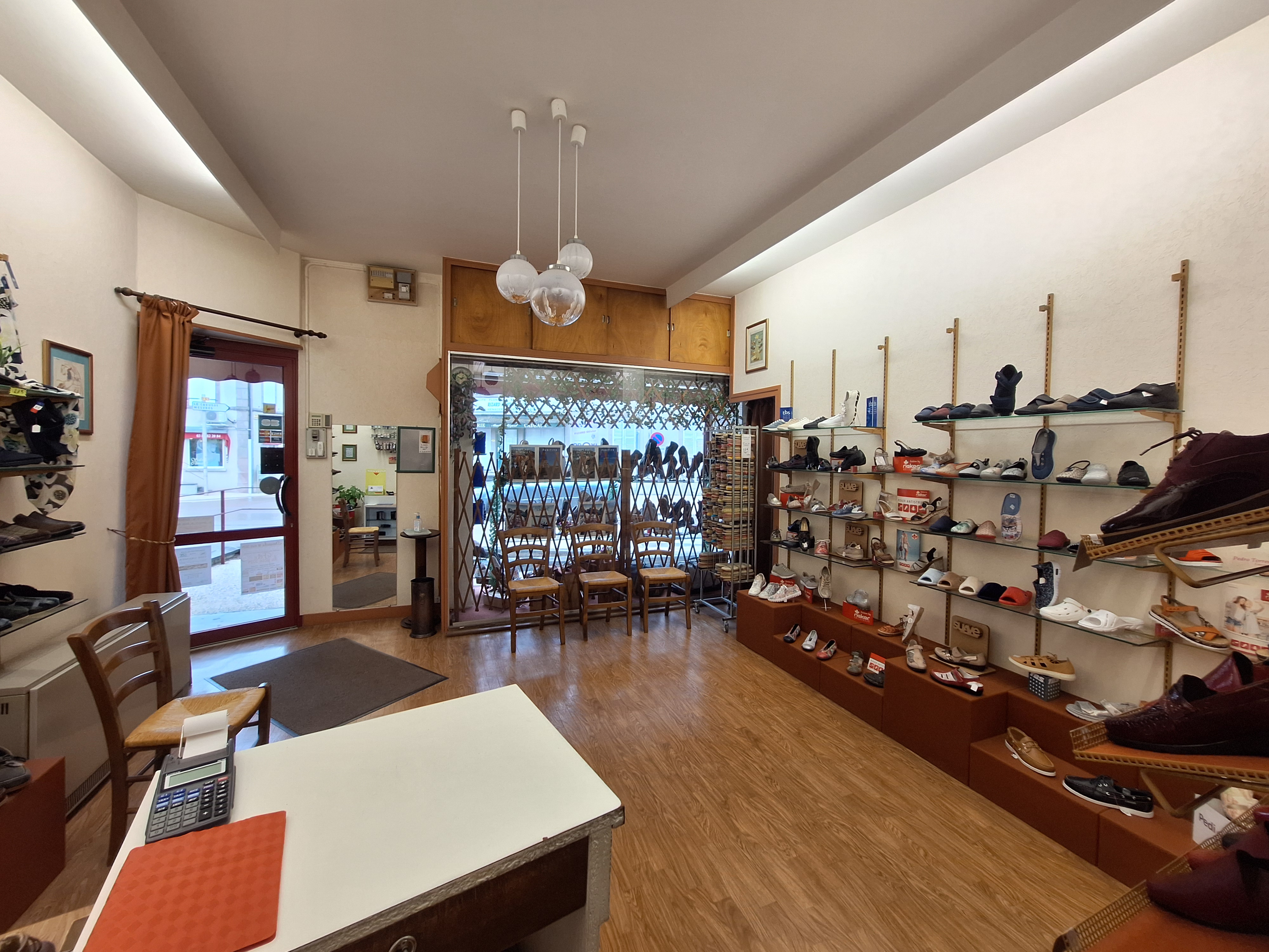 A REPRENDRE – Commerce de chaussures Homme & Femme (départ à la retraite)

Situé sur un axe très fréquenté, au sein d’un quartier commerçant, avec stationnement gratuit à proximité, ce commerce de chaussures pour hommes et femmes bénéficie d’une excellente notoriété locale.

Exploité depuis plus de 35 ans, il dispose d’une clientèle fidèle et régulière.

La boutique développe une surface totale d’environ 140 m², comprenant :
– un espace de vente d’environ 25 m²,
– un important espace de stockage d’environ 115 m² réparti sur deux niveaux,
– une cuisine, des WC, une cave ainsi qu’une cour.

Le magasin est accessible aux personnes à mobilité réduite (PMR).
L’activité est actuellement exercée 5 jours sur 7, laissant un potentiel de développement.

Loyer mensuel : 540 € HT.
Un stock de collections récentes pourra être négocié en complément.

💰 Prix du fonds de commerce : 40 000 € HT.
Affaire saine et reconnue, idéale pour une reprise en continuité ou pour un porteur de projet souhaitant s’installer dans un commerce de proximité.