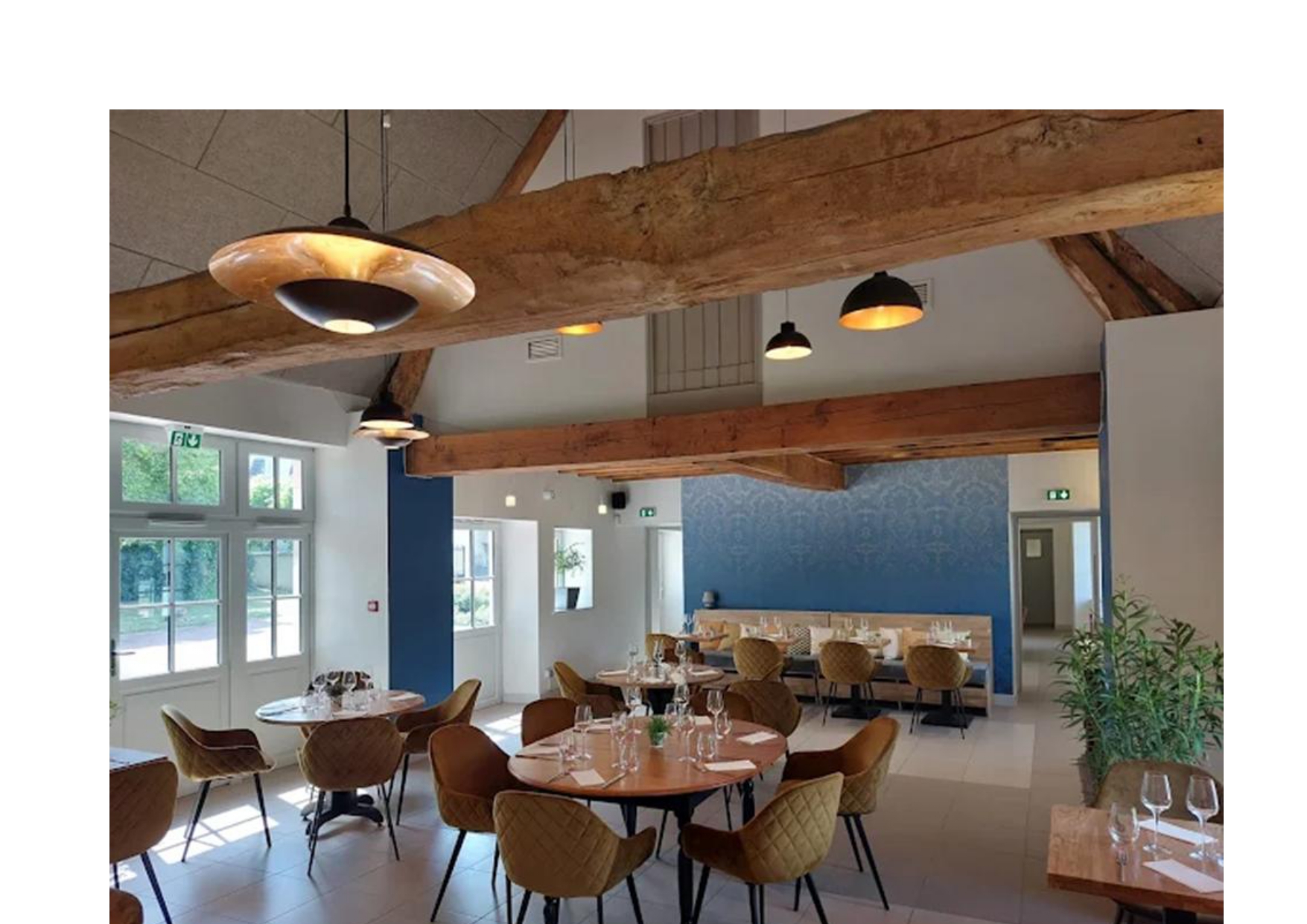 A reprendre exploitation de l'Auberge du Nahon appartenant à la commune avec Licence IV, capacité 60 couverts (une petite et une grande salle), entièrement équipée comportant un logement à l'étage, bâtiment de caractère, terrasse close.
L'auberge conviendrait pour un couple.
Si intéressé dossier à disposition.