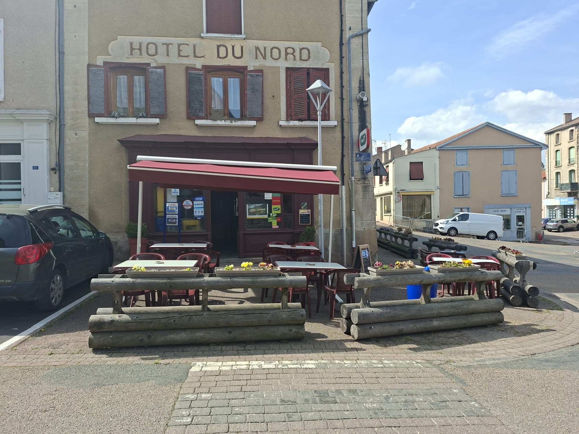 Description de l'activité
Vente Fonds de commerce BAR - PMU - FDJ - Le Progrès Dans village calme et touristique à 5 minutes de l'autoroute.

Commerces à proximité ainsi que maison médicale (médecins, dentistes, infirmières etc...), écoles et collège.
Clientèle fidèle et agréable.
Possibilité d'élargir l'activité ( snack, restauration rapide, menu du jour). Cuisine équipée.
Diffusion des matchs Possibilité pétanque sur terrain communal situé en face du bar.

Horaires actuels : du lundi au vendredi de 6h30 à 19h30, Samedi et dimanche de 7h30 à 19h30. Fermé mardi apm et mercredi apm

Description du local
Capacité salle bar environ 30 places assises. Bar 100m2 :  salle de 70m2 et cuisine 30m2

Terrasse environ 40 places assises. Pas d'investissement de matériel à prévoir (frigo cuisine 2026, frigo bar 2021, fourneau 2022, store banne terrasse 2023)

Salle bar et extérieur refaits en 2025 Cave, réserve

Vitrine en simple vitrage et fenêtres double vitrage

Chauffage électrique

Parkings gratuits à proximité

Bail commercial 3/6/9

La cédante est locataire des murs

Nombre de salariés
1 salariée 10h/semaine

+ 1 chef d'entreprise

Modalités financières
Prix du fonds de commerce : 50 000 € (comprend tout l’aménagement et matériel et la licence IV).

CA moyen sur ces 3 dernières années : 90 200 €

Loyer mensuel : 380 € TTC.