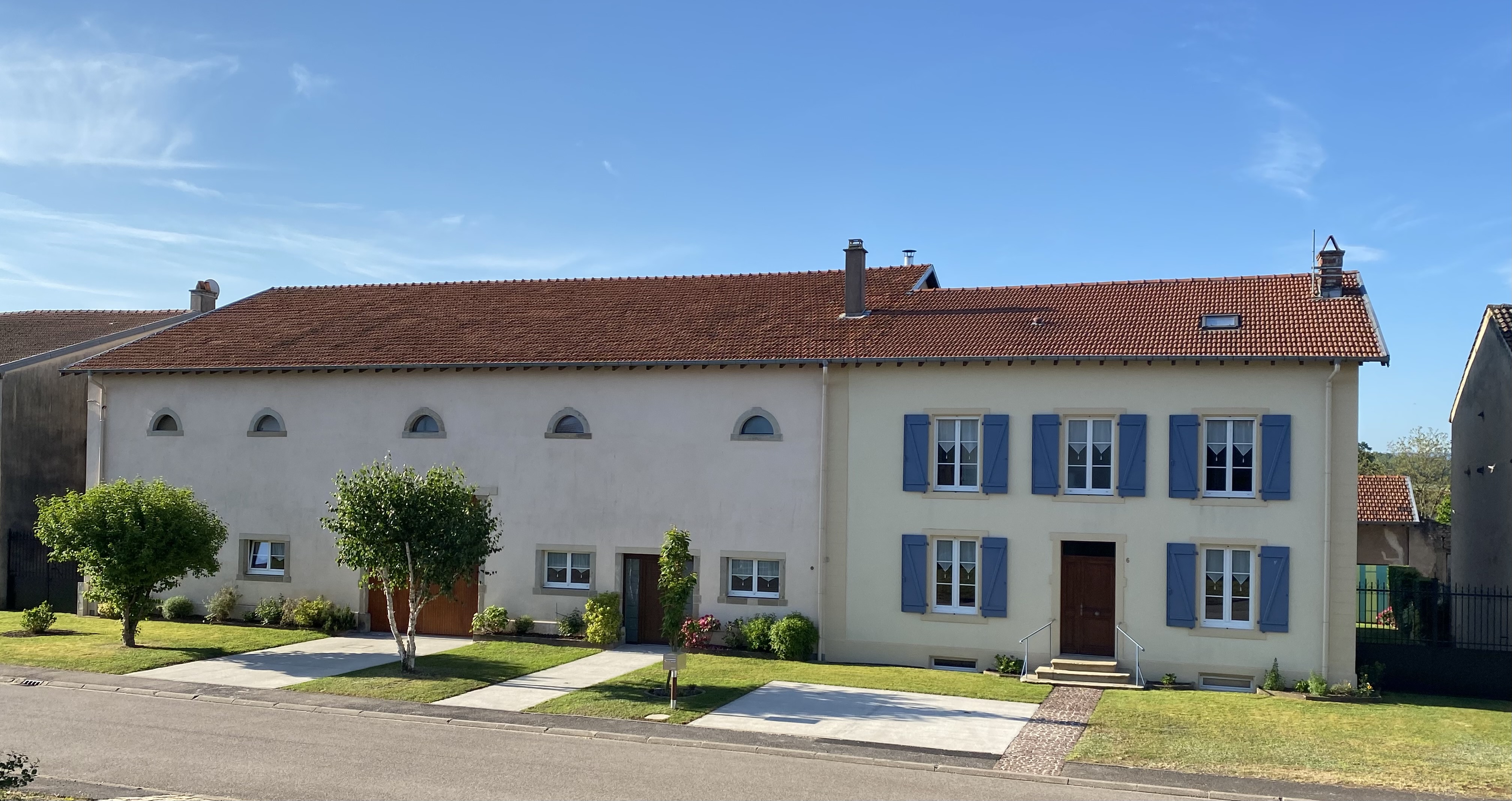 Maison 7 pièces 335 m² habitable 

Ancien corps de ferme rénové.
5 500 m² de terrain avec arbres fruitiers au cœur de Saint Maurice Aux Forges à 8 km du lac de Pierre-Percée, 15 km de Baccarat, 65 km de Nancy.

Au RDC : le bien dispose d’une grande pièce de vie de 95 m² avec cheminée et toilettes, une cuisine équipée indépendante, un bureau avec placard, un salon, une chambre avec placard, salle de bain et toilette, une laverie.
Au 1er étage : 4 chambres (de 17 m² à 12 m²) chacune avec salle d’eau et WC indépendant.
Au 2ème étage : 2 pièces et possibilité d’aménager 35 m².
Une cave de 95 m². 

Par ailleurs, le bien présente de nombreuses dépendances : 
Un grand grenier aménageable, grange / garage.
Un bâtiment à l'arrière de la maison pour accueillir vos repas d’été (environ 140 m²).
Un garage indépendant environ 30 m²

Le bien est chauffé par une chaudière à condensation au fioul et par une cheminée.

Cette maison était en chambre d’hôtes de 2000 à 2005.
Des gîtes peuvent être créés : 
- garage indépendant 
- grange
