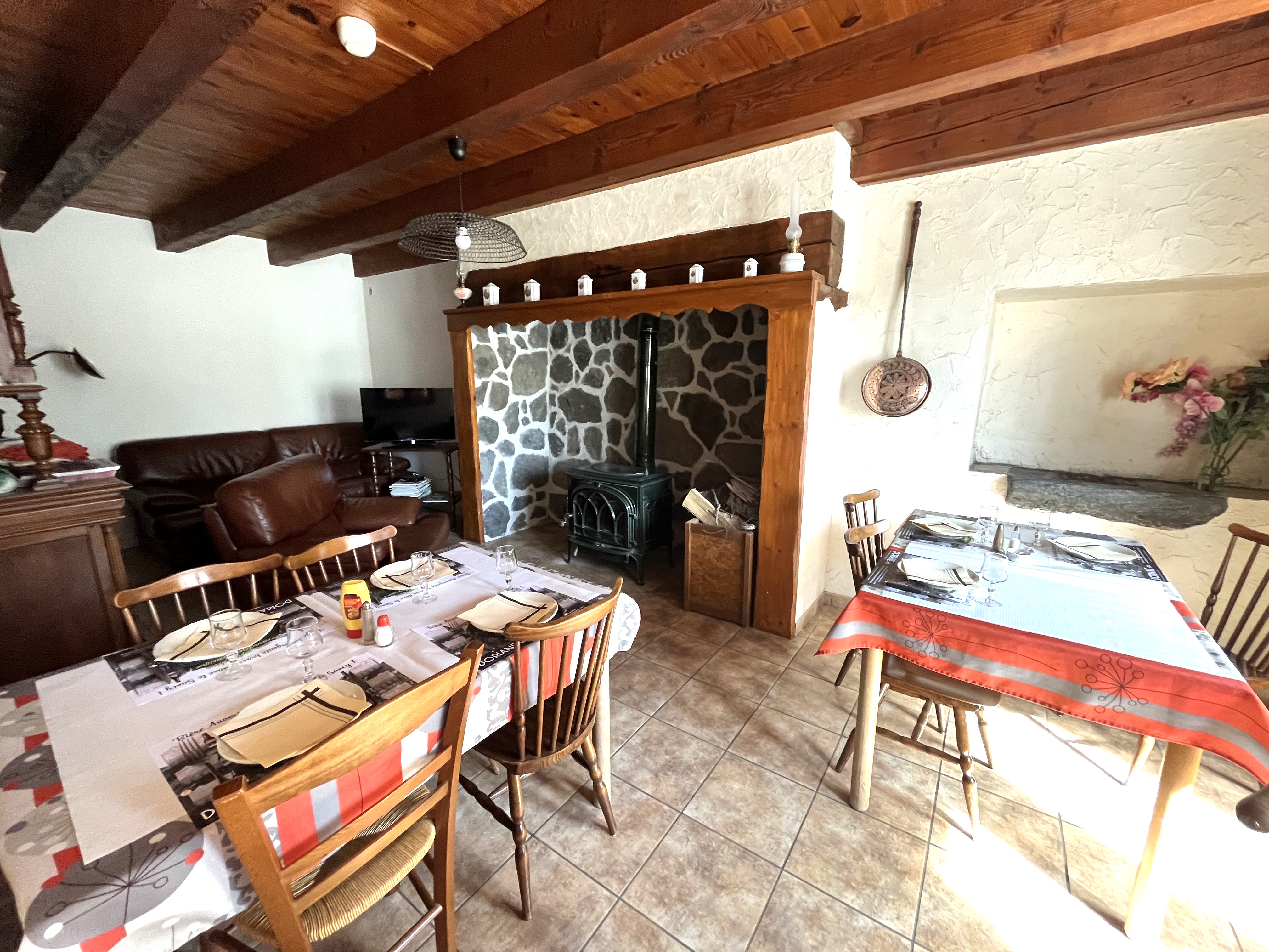 Égliseneuve-d’Entraigues, hôtel-restaurant-bar (Mur et Fonds) de 328 m² sur un terrain de 1486 m², idéalement situé dans le massif du Sancy, à proximité de Besse et la station de Super-Besse (vente cause retraite après 36 ans d'activité).
L’établissement comprend un bar (licence IV), deux salles de restaurant (55 couverts) avec terrasse, une cuisine aux normes, une arrière-cuisine et des sanitaires, une chaufferie, cinq chambres d’hôtel (12 personnes), une petite chambre ou un bureau, un grenier aménageable, Cet hôtel restaurant offre également la possibilité de se transformer en gîte, idéal pour accueillir des groupes, familles ou touristes en quête de séjours authentiques.
Un espace privatif indépendant dispose d’un séjour, bureau, quatre chambres, salle de bains, cave et buanderie. Deux garages, places de parking et abri de jardin complètent le bien. Son emplacement et sa clientèle fidèle représentent une opportunité de développer le chiffre d'affaires.
DPE commerce : E, GES E.
Prix: 248 000€
Vidéo disponible sur demande.