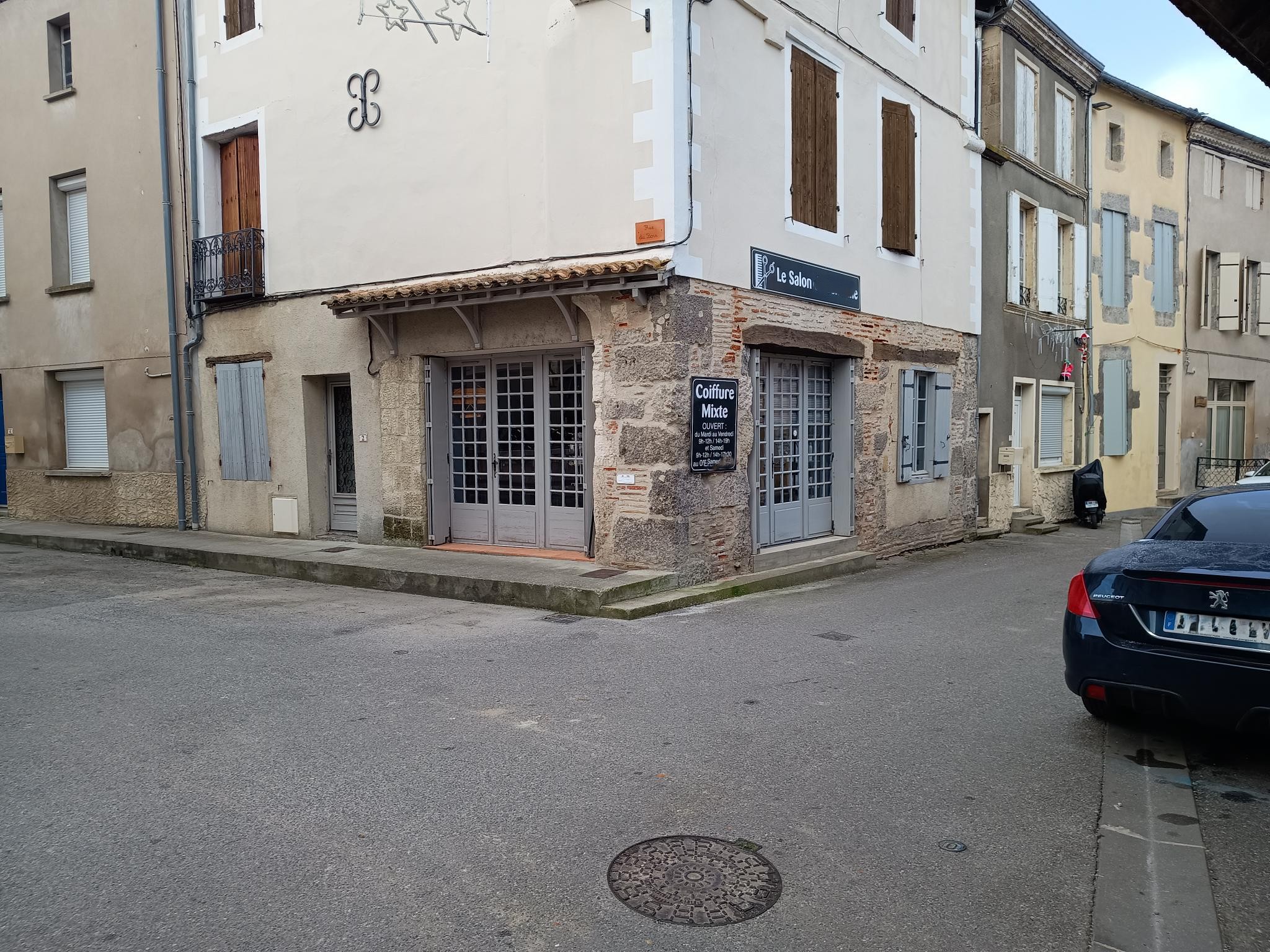 Vend salon de coiffure mixte existant depuis plus de 10 ans et situé dans sur une commune dynamique à proximité de Marmande.
Clientèle mixte, variée, fidélisée à l'année.
Emplacement idéal, dans l’épicentre du village, dans un local très lumineux d’environ 40m2 refait à neuf en 2020 et tout équipé. Grandes vitrines sur plus de 10 mètres linéaires. Des stationnements gratuits sont situés devant et à proximité du salon. 
Equipement complet : 2 postes de travail ; 2 bacs avec fauteuil, 1 comptoir, 2 sièges d’attente... Climatisation réversible. 
Grand espace de stockage de plus de 12 m2 et un espace cuisine, salle repos… de plus de 12 m2 également.
La cheffe d’entreprise assure seule à ce jour l’ensemble de l’activité. Le fonds est exploitable immédiatement, aucun investissement supplémentaire n'est à prévoir. Bail commercial suivra à la reprise. 
De réelles possibilités de développer le chiffre d’affaires facilement car aucune présence ni sur internet ni sur les réseaux, pas de communication…
CA constant autour des 35 k€. Il n’y a pas de caisse enregistreuse, ni système de réservation en ligne…
Cession du fonds de commerce :  
Possibilité d’être accompagné à la reprise par un conseiller de la Chambre de Métiers et de l’Artisanat du Lot-et-Garonne