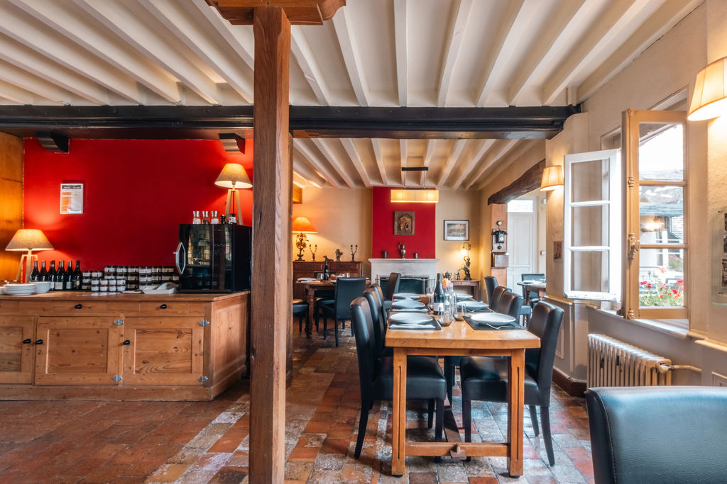 Gérer un  hotel et restaurant+ licence 4 vous attire ? Pour personnes qui souhaitent démarrer la restauration dans petit village de Sologne, ou il y a des commerces et une petite vie active, écoles, collèges à 15km.
Des personnes qui ont envie de tenter l'aventure dans un lieu simple et  rustique et typique de la Sologne, chasse, pêche, randonnées, équitation sont les principales activités de la région.
Restauration classique, traditionnelle attendue , du local en fonction des saisons. Région de chasse très importante, et d'équitation, beaucoup de manifestations locales toute l'année,  le plus grand salon de la chasse en juin , un parc fédéral qui accueille beaucoup d'activités  équestres..
Un gros potentiel entre les clients de l'extérieur qui appellent tous les jours pour réserver une table et les clients de l'hôtel qui souhaitent pour 80% diner sur place et toutes les soirées étapes des entreprises locales. Rue passante pour le midi également.
40 couverts intérieur et 20/30 Terrasse extérieure.

Si les personnes ont un réel investissement pour le lieu , il sera possible d'acheter le fond de commerce et les murs qui sont en vente.

Soit en location gérance pour démarrer avec une option d'achat, soit achat directement avec un apport de 185.000 euros et le reste en vente à terme sans frais ni intérêts, soit 340.000 euros en totalité. Tout est envisageable.
Avis sur google : la halte solognote.
Actuellement un gérant au restaurant et les propriétaires gère l'hôtel.
Le gérant du restaurant part pour de nouveaux horizons en décembre 2025. Et les propriétaires ont d'autres projets.

Le loyer + redevance 
Au loyer s'ajoutera vos charges de fuel, de gaz, d'eau et d'électricité ,licence 4, 

Si vous souhaitez le logement qui se trouve au dessus il sera en sus également en location. 

Bail et contrat rédigé par AVOCAT.
Envie de vous lancer ? appelez nous