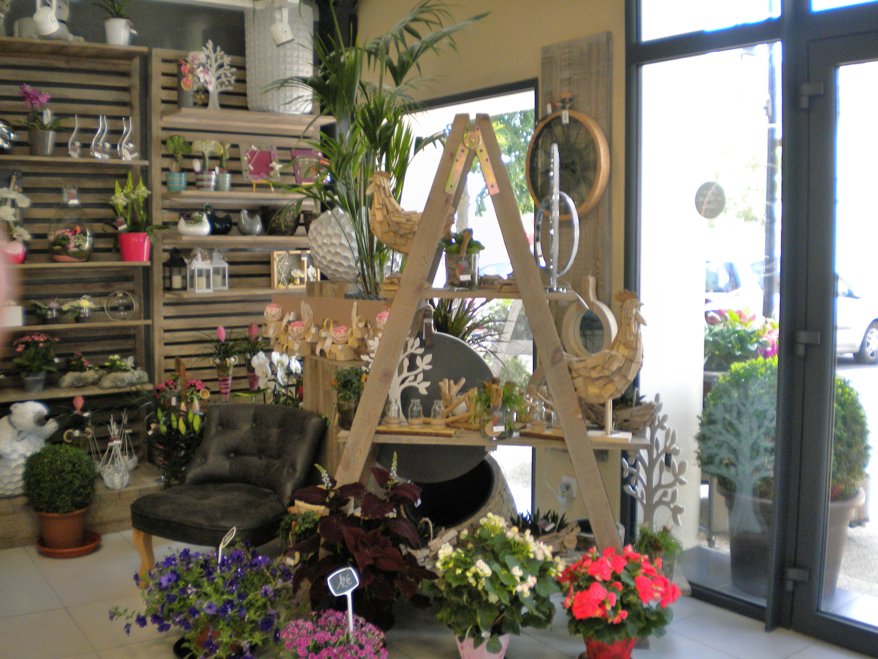 Situé dans la charmante ville de Dun sur Auron, à mi-chemin entre Bourges et Saint Amand Montrond, ce magasin de référence locale offre une occasion unique de pouvoir commencer ou de poursuivre une activité florale dans un environnement agréable et bien équipé.
Ce local conçu en 2017 sur un style industriel , vous pouvez donc profitez d'un établissement récent et fonctionnel.
Surface de vente: 44m2
Atelier: 50m2
Local de réserve: 50m2
Chambre froide
Autres installations: climatisations réversibles, VMC.
Atouts qui font la différence: un grand parking en face de la boutique avec une place de livraison et implanté en centre ville et au beau milieu d'autres commerces