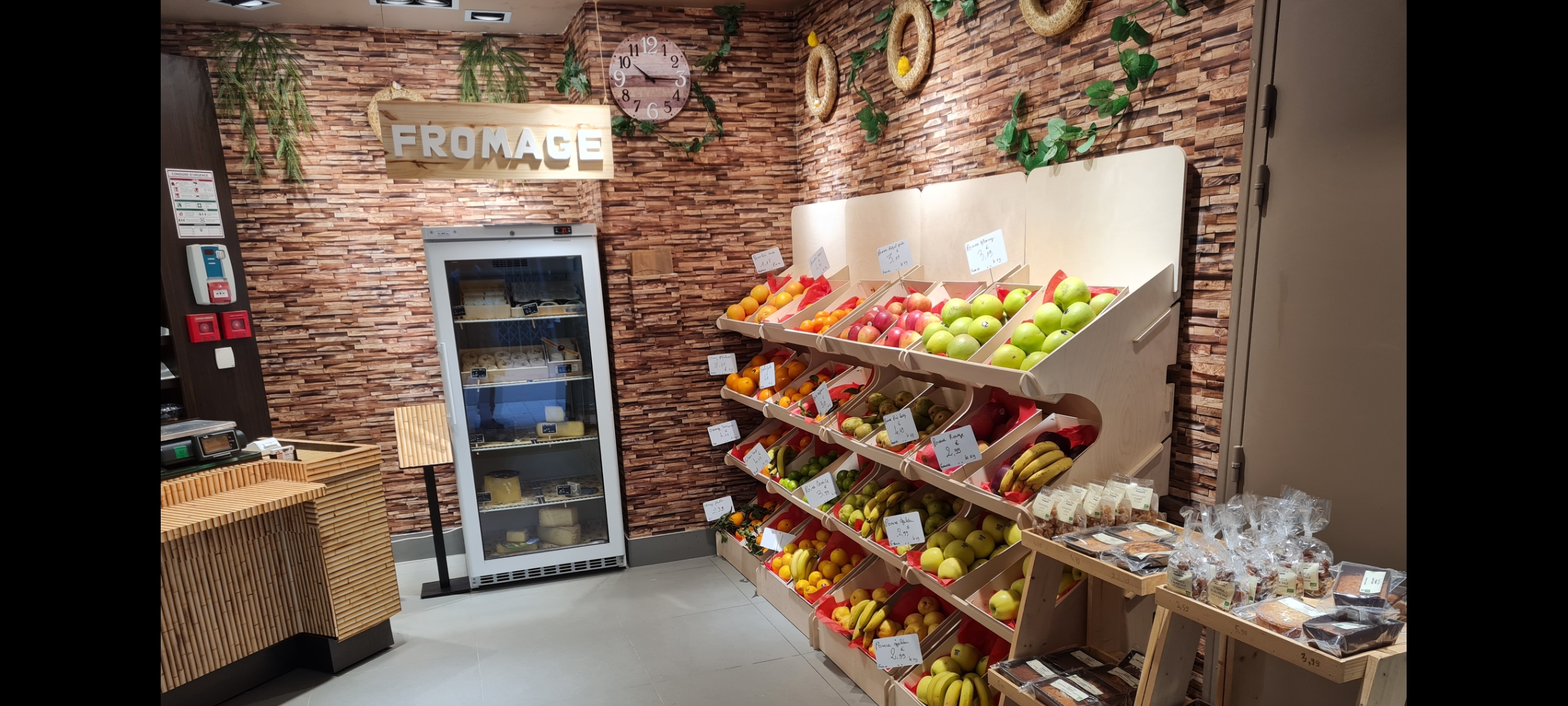 Vend fond de commerce.
A 1h30 de P aris  Magnifique boutique dans la rue la plus commerçante de Nogent le Rotrou, boutique entièrement refait à neuf aucun travaux à prévoir. 

Surface commerciale environ 40m² avec  une vitrine de 7 mètres. 

PAS DE RESTAURATION RAPIDE ! 

Une chambre entièrement refaite à l'étage équipé. 
 Aucun concurrent dans la zone  . Excellente clientèle local et parisienne mais également plusieurs professionnels ( boulangerie,  restaurants etc ..) 

Le magasin dispose d'une 
- chambre froide 
- vitrine fromage 
- machine a jus
- Rôtisserie 
- vitrine boisson au autres
- caisse enregistreuse tactile avec licence 
- meubles neuf 
- un site internet clés en main.

Pour tous renseignement merci de laisser un message ou me téléphoner directement. 
Le loyer est de 599.27 par mois TTC .