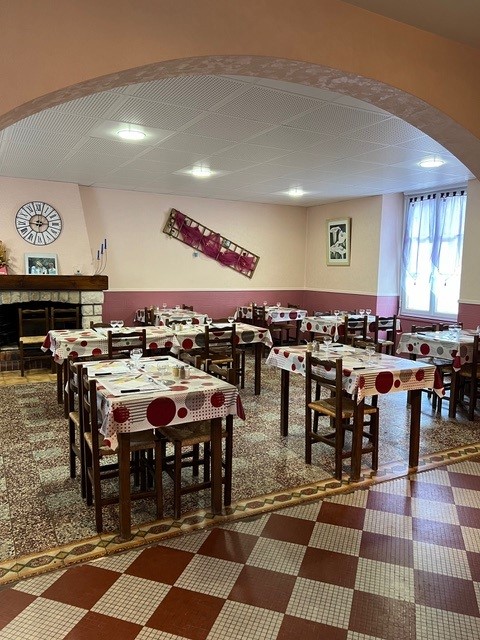 Fonds de commerce à céder – Bar, Restaurant, Traiteur, Portage de repas et Relais Poste à Tigné (49540).

Au cœur du charmant village de Tigné, commune de Lys-Haut-Layon (Maine-et-Loire), Loïc et Nicole souhaitent transmettre leur établissement après de nombreuses années d’activité.

Bien plus qu’un restaurant, cet établissement est un véritable lieu de vie du village. Il bénéficie d’une clientèle fidèle composée d’habitants, d’artisans, d’entreprises, d’associations et de visiteurs.

L’activité est aujourd’hui diversifiée et repose sur plusieurs services complémentaires :

Restaurant ouvrier (du lundi au vendredi)
Bar
Activité traiteur
Portage de repas à domicile
Relais Poste

Cette diversité permet d’assurer une activité régulière tout au long de l’année et offre encore de belles perspectives de développement.

L’établissement est idéalement situé en plein bourg de Tigné, sur un axe passant, avec une excellente visibilité et un fort ancrage local.

Cette reprise conviendra parfaitement à un couple, à des professionnels de la restauration ou à des personnes en reconversion souhaitant entreprendre dans un environnement convivial et dynamique.

Le fonds de commerce est proposé à la cession. Les modalités pourront être étudiées avec les futurs repreneurs. 

Plusieurs solutions d'acquisition sont envisageables. Les murs peuvent être vendus avec le fonds de commerce ou, afin de limiter l'investissement initial, une solution de location des murs pourra être mise en place avec le soutien de la mairie.

Pour tout renseignement :

📞 02 41 59 41 51

📧 loic.socheleau@wanadoo.fr