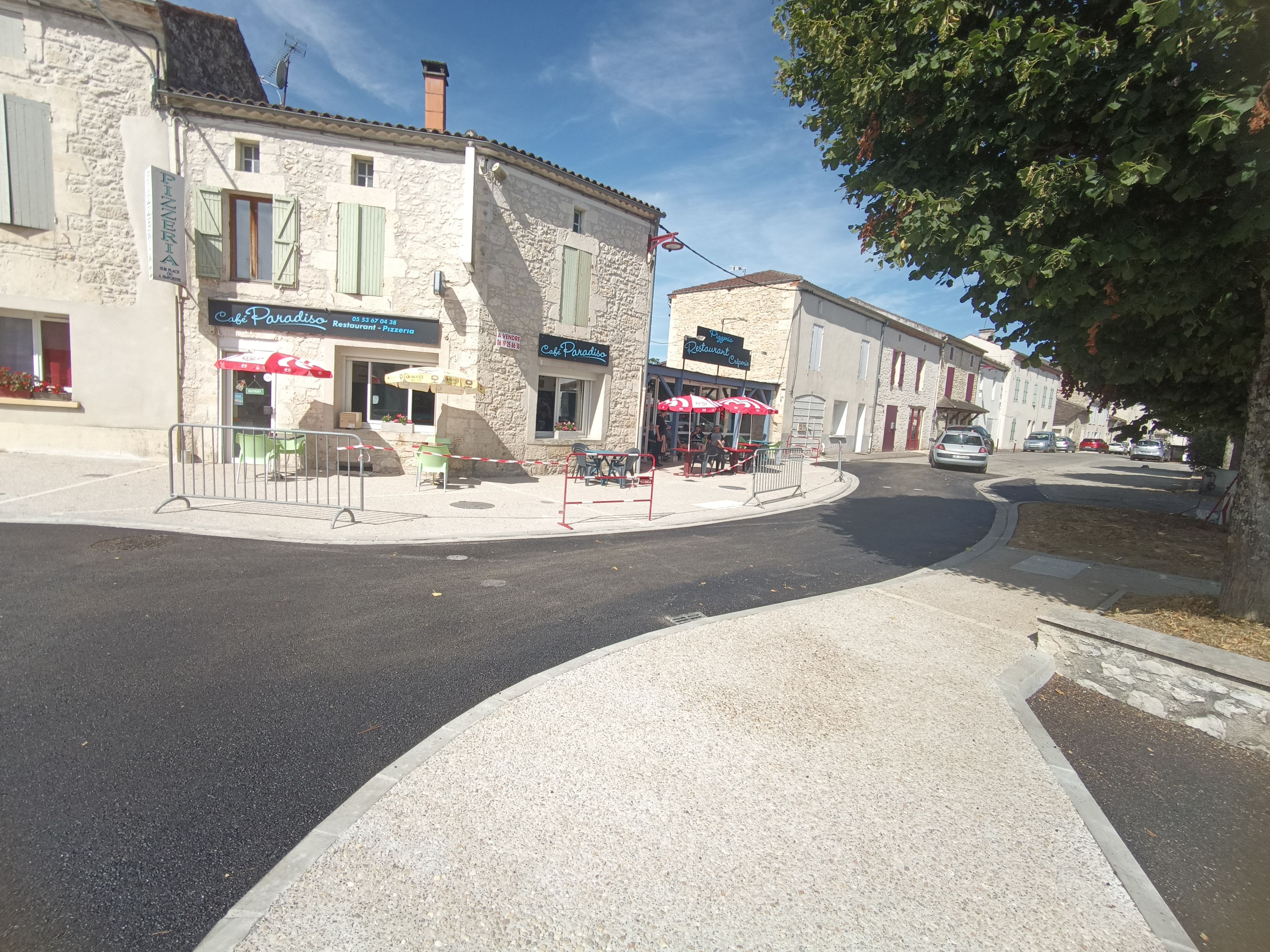 Bar café Restaurant Pizzeria emplacement numéro 1 d'un village de plus de 1800 habitants.a Laroque timbaut qui est à 17 kilomètres de Agen et 17 kilomètres de Villeneuve sur Lot.

Etablissement donnant sur la place principale du village toutes les manifestations principales ce font sur la place.

en vue directe de la départementale principale qui traverse le village mais suffisamment en retrait pour être au calme.

Depuis 10 ans cet établissement n'a pas arrêté d'être rénové ce qui lui a fait plus que doubler son chiffre d'affaire de nombreuses possibilités sont encore envisageable karaoké, concert ,soirée à thème .

le bâtiment dispose de deux appartements, un grand terrain attenant .

L’établissement est référencé dans plusieurs guide donc celui du Grand Villeneuvois qui est dans toutes les offices de tourisme.

le village de Laroque Timbaut est à égale distance :16 km, des 2 plus grandes villes du lot et Garonne (Agen, et Villeneuve sur Lot .)

la superficie totale est de plus de 380 mètres carrés pour le bâtiment , 120 mètres carré de grenier en grande partie aménageable et un terrain privatif de 400 mètres carré .