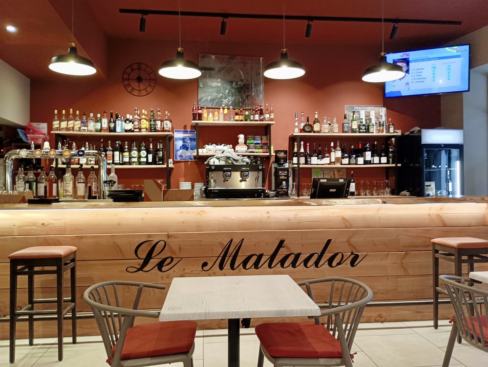 Niché dans le sud de la France entre mer et  montagne, Limoux ville de 10500 habitants, touristique l'été et connue pour sa blanquette et son carnaval le plus long du monde (de janvier a Mars)se trouve le bar restaurant "le Matador" situé sous les arcades de  la ville avec sa terrasse de 50 places et ces 25 intérieures .
Cet établissement est entièrement neuf, aux normes et possède une licence IV.
Fort d'un potentiel de progression il n'attend   qu'un nouveau repreneur.