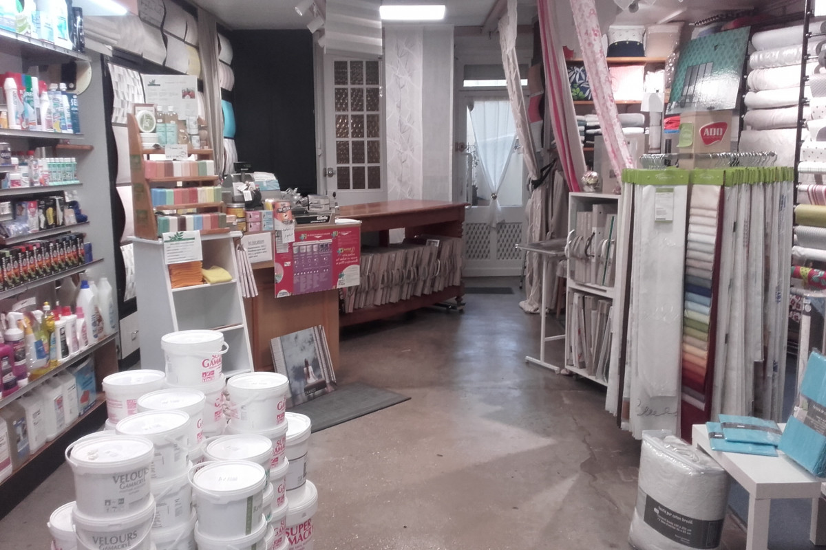 Vous appréciez le contact de proximité, rendre service aux clients alors la reprise  de notre droguerie traditionnelle est faite pour vous, elle se situe dans un centre ville de 5000 hab dans un secteur rural où la clientèle reste fidèle.
Nous proposons des articles pour : 
- la décoration intérieure : papier peint (marque exclusive), peinture (machine à teinter) , relooking de meubles, revêtement de sols ...
- l'entretien de la maison : produits vrac, écologiques, savonnerie...
- tissus intérieur : rideaux sur mesure, stores, nappages...
Notre boutique existe depuis le début du siècle et est une institution dans la commune ; nous commercialisations nos produits auprès des particuliers et des professionnels.
Le magasin d'une superficie de 50 m² fait parti d'un immeuble composé d'uns réserve de 100m², d'une cour fermée et d'un duplex de 126m² loué 500?/mois , accessibilité sur 2 rues.
N'hésitez pas à nous contacter pour plus de renseignements.