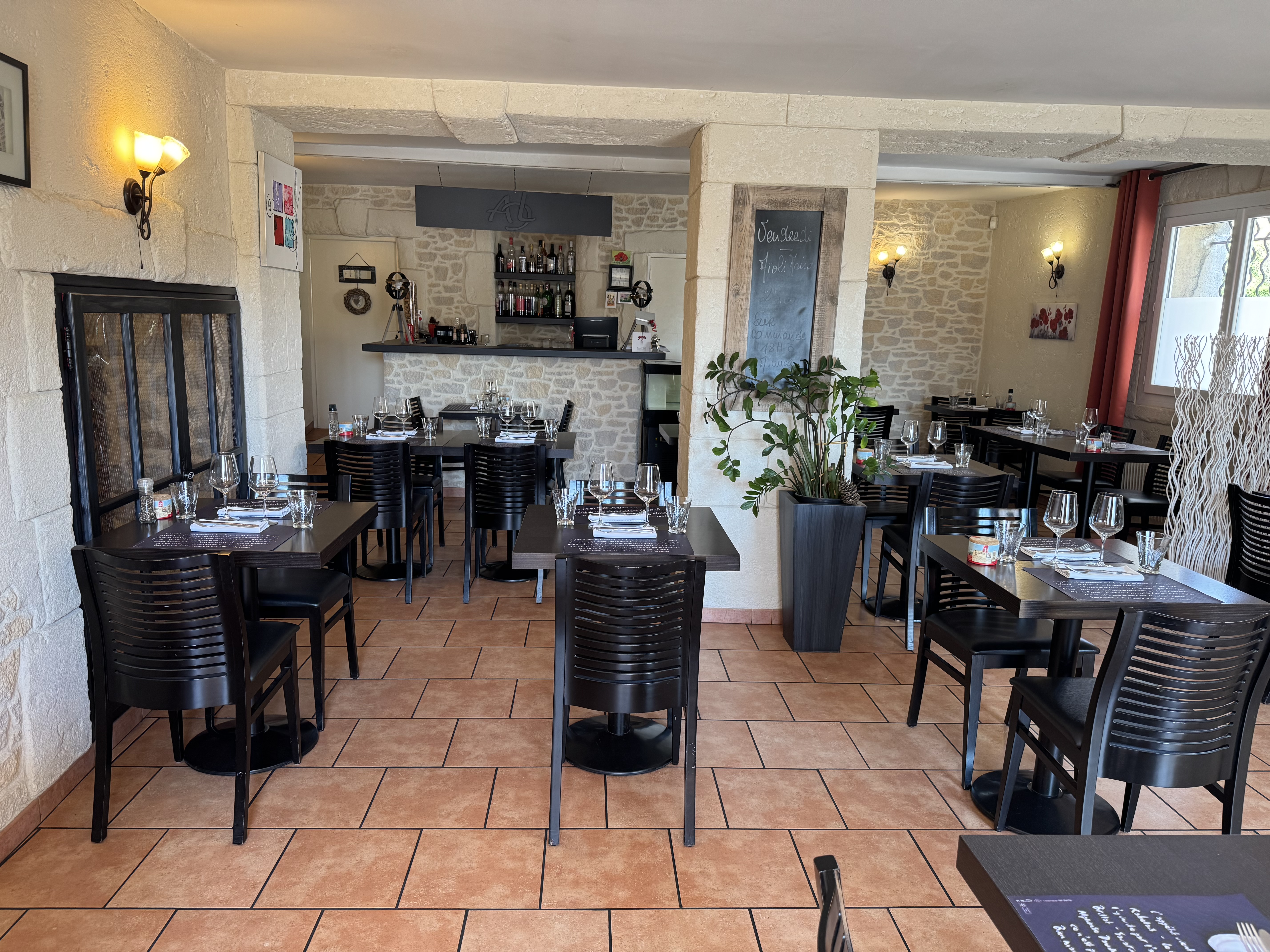 Restaurant d’une capacité de 40 couverts en centre-ville, idéal pour couple.
Pas de terrasse mais climatisé.
Contact pour renseignements uniquement par mail !