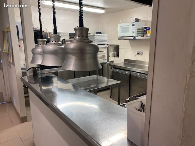 ond de commerce Restaurant - pizzeria

A vendre pour cause de santé. À proximité de Moustiers-Sainte-Marie (04) – Idéalement situé à seulement 12 km de l'un des plus beaux villages de France, au cœur d'un secteur touristique très fréquenté.

Cet ensemble immobilier complet comprend :
Un restaurant / pizzeria entièrement équipé
Salle de restaurant d'une trentaine de couverts
Grande terrasse couverte et terrasse ombragée d'environ 100 couverts
Cuisine fonctionnelle avec espace plonge et dessert, chambre froide positive, chambre froide négative et deux réserves
Grand parking privatif pour la clientèle
Trois garages.

Deux logements indépendants :

Un T3 spacieux, cuisine ouverte, séjour, une suite parentale, une chambre avec sa salle d'eau, toilette séparé.
Un T2 confortable, idéal pour loger le personnel ou générer un revenu locatif complémentaire
Ce bien offre un fort potentiel commercial dans une zone prisée des vacanciers, proche des lacs et des gorges du Verdon. Une belle opportunité pour un couple de restaurateurs ou un investisseur cherchant un ensemble complet avec rentabilité et qualité de vie.
loyer des murs 1300 € TTC
Affaire saine. A voir rapidement.