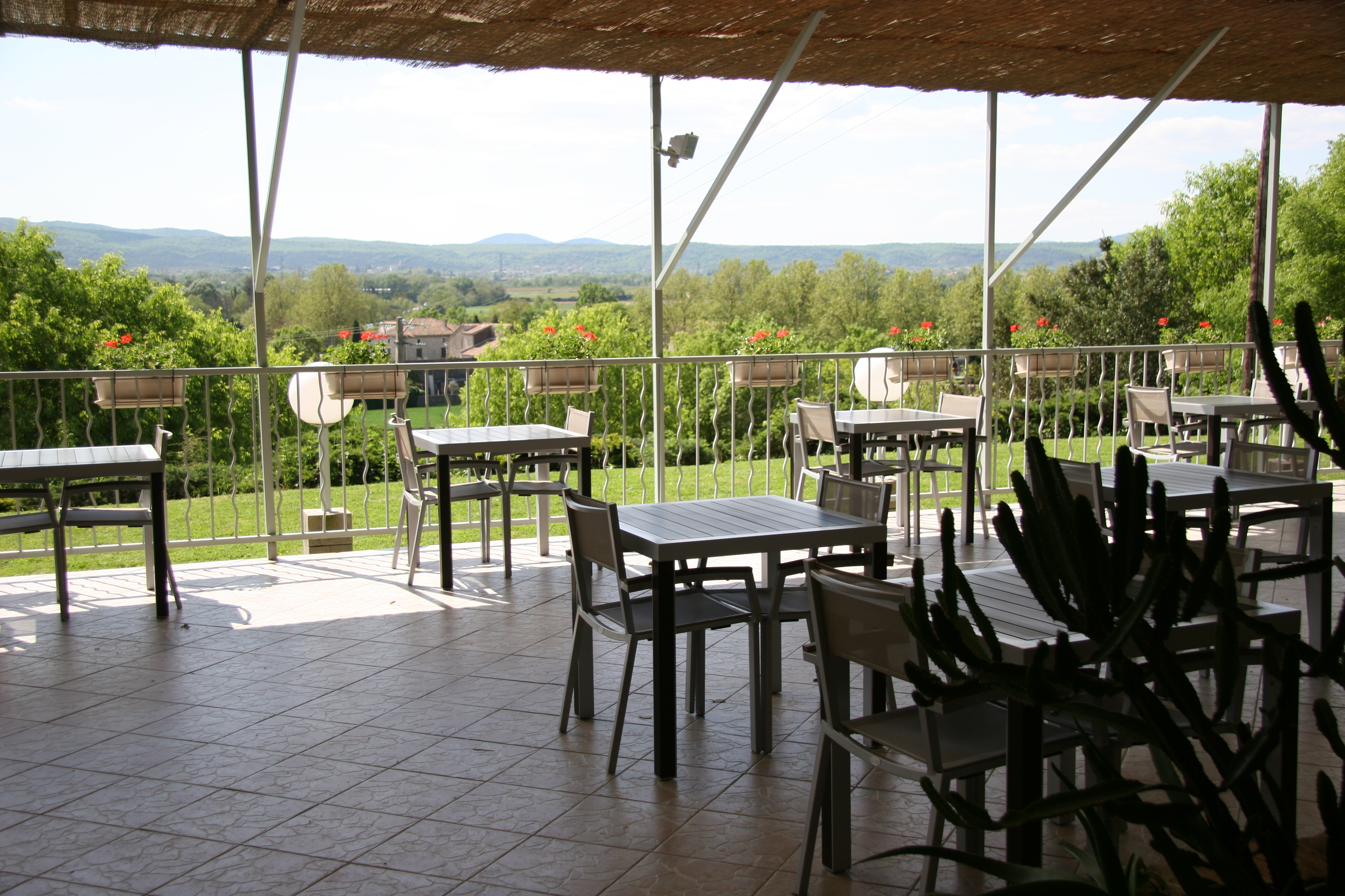 Les personnes qui s'étaient portées acquéreuses de notre affaire n'ayant pas obtenu la totalité de leur financement, nous remettons en vente notre établissement au prix négocié avec elles.

Tout est parfaitement en place pour la saison, mais nous avions commencé à nous engager ailleurs car le passage de relais devait se faire en cours de saison.

Les conditions d'une acquisition rapide sont donc encore possibles pour des repreneurs qui souhaiteraient bénéficier de cette mise en place.

Nous vendons sans intermédiaire le fonds de commerce de notre charmant Hôtel 3*** en sud Ardèche, avec un restaurant du soir proposant un menu unique de qualité qui est essentiellement dédié aux résidents.

C’est un établissement d’excellente réputation avec une très bonne clientèle, notamment de nombreux fidèles.

Il est parfaitement situé, proche de la rivière et des Gorges du Chassezac et au centre des sites touristiques et des villages de caractère. Dans un havre de paix et dans un cadre naturel privilégié, sans être isolé, il offre de grands espaces, un lieu où tout naturellement, la détente et la douceur de vivre entament leur œuvre : un vrai lieu de vacances avec une grande terrasse panoramique qui permet au regard d’admirer la Vallée du Chassezac et les monts de la Serre.

Au bord de la piscine, les clients après leurs sorties, apprécient de se rafraîchir, se détendre, et créer des moments de convivialité.

L’activité est parfaitement organisée et en constante progression. Nous ouvrons actuellement 5 mois pendant la saison mais il est possible d’ouvrir à l’année selon le choix d’exploitation. Il fonctionne actuellement en hôtel demi-pension (repas du soir) et petits déjeuners.

Différents gourmets qui connaissent notre Table réservent leur dîner régulièrement sans loger à l’hôtel, cette option là peut être mise plus en avant.

Sur un espace de 3000 m², il y a deux bâtiments :
- L’hôtel fait environ 600 m² : Une douzaine de chambres climatisées aux capacités différentes, avec ou sans terrasse, disposant toutes d'un accès indépendant avec l'extérieur et permettant une offre très élargie. .

Literie parfaite, renouvelée intégralement en 2022 ainsi que tout le linge de lit, avec un réassort constant et régulier.

Cuisine professionnelle toute équipée de plus de 50m².
Grande salle à manger avec mobilier neuf.
Très grande terrasse avec vue dominante et tout son mobilier.

Une autre bâtisse de 200 m² comprenant un appartement de 110 m² à l'étage avec 3 chambres pour les exploitants. . Au rez-de-chaussée une double chambre pour 4 personnes de 32 m² avec toutes les commodités.

Une grande blanchisserie. Un grand local de maintenance et local à vélos.

Un parking fermé et de nombreux espaces de stockage et de rangements, avec entre autres, trois garages et deux abris voiture.

Une grande piscine 7x14 avec ses aménagements, bains de soleil, tables et parasols.

Voici quelques éléments indispensables pour vous aider à vous projeter :

- Chiffre d'affaires actuel sur 5/6 mois environ 190.000 €, EBE (sans charge de crédit) 50 000 €.

- Bail commercial mixte (Hôtel + habitation) loyer 3000 € HT.

- Le fonds est à 250 000 €. Possibilité d’acheter les murs (350 000 €) simultanément ou ultérieurement, dans une transaction à part avec le propriétaire.

De nombreuses réservations sont déjà prises pour la saison. Vous trouverez d’autres informations en recherchant sur internet : « Hôtel de Vacances en Ardèche ».

En résumé, cet hôtel est un lieu où il fait bon vivre pour tout le monde : c’est un très beau produit avec beaucoup de potentiel et une belle opportunité pour ceux qui souhaitent associer travail et qualité de vie dans un environnement agréable.

Uniquement pour les personnes en recherche active avec les moyens d'acquisition.