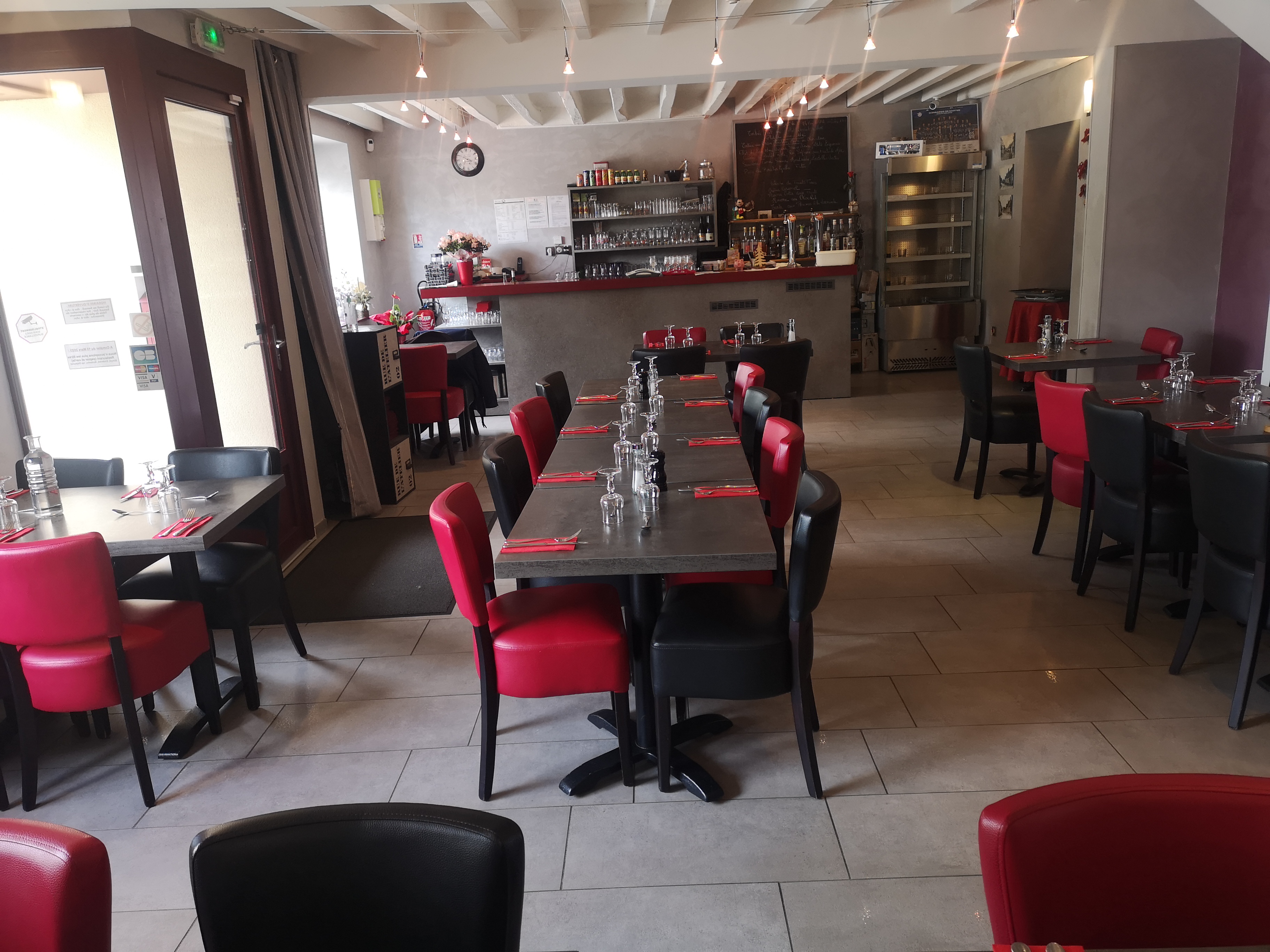 Vous rêvez d'ouvrir votre propre restaurant ou de développer une activité conviviale au sein d'une commune dynamique ? 
Une belle opportunité vous attend chez nous ! Reprenez un restaurant traditionnel idéalement situé en plein centre-ville d'Unverre:   

✨ Les atouts majeurs de l'établissement :
• Emplacement N°1 : Situé sur un axe très fréquenté, offrant une excellente visibilité et un accès très facile.
• Stationnement idéal : Un parking public de 50 places se trouve juste en face pour accueillir vos futurs clients.
• Espaces de restauration : Une première salle avec espace bar  de60m², une seconde salle 52m²ainsi qu'une agréable terrasse extérieure 30m²
• Équipements complets : Cuisine professionnelle entièrement équipée de 21.5m², réserve, sanitaires, matériel en très bon état et prêt pour une exploitation immédiate.
• Affaire saine et fidèle : Même direction depuis 2015, avec une clientèle locale déjà établie.
• Le petit + : Un appartement de fonction de 62m² comprenant 2 chambres parfait pour s'installer sereinement !   

Restauration traditionnelle, projet innovant ou nouveau concept... Tout est réuni pour concrétiser votre projet dans les meilleures conditions !
Devenez les futurs visages de ce lieu de vie ! 🤝✨

💡 Possibilité d'acquérir le fonds de commerce seul (avec bail commercial) ou l'ensemble avec les murs commerciaux.   
Fonds de commerce = 107.00€ + Loyer 1400€HT/mois Bail 3/6/9ans
Murs commerciaux= 260.000€