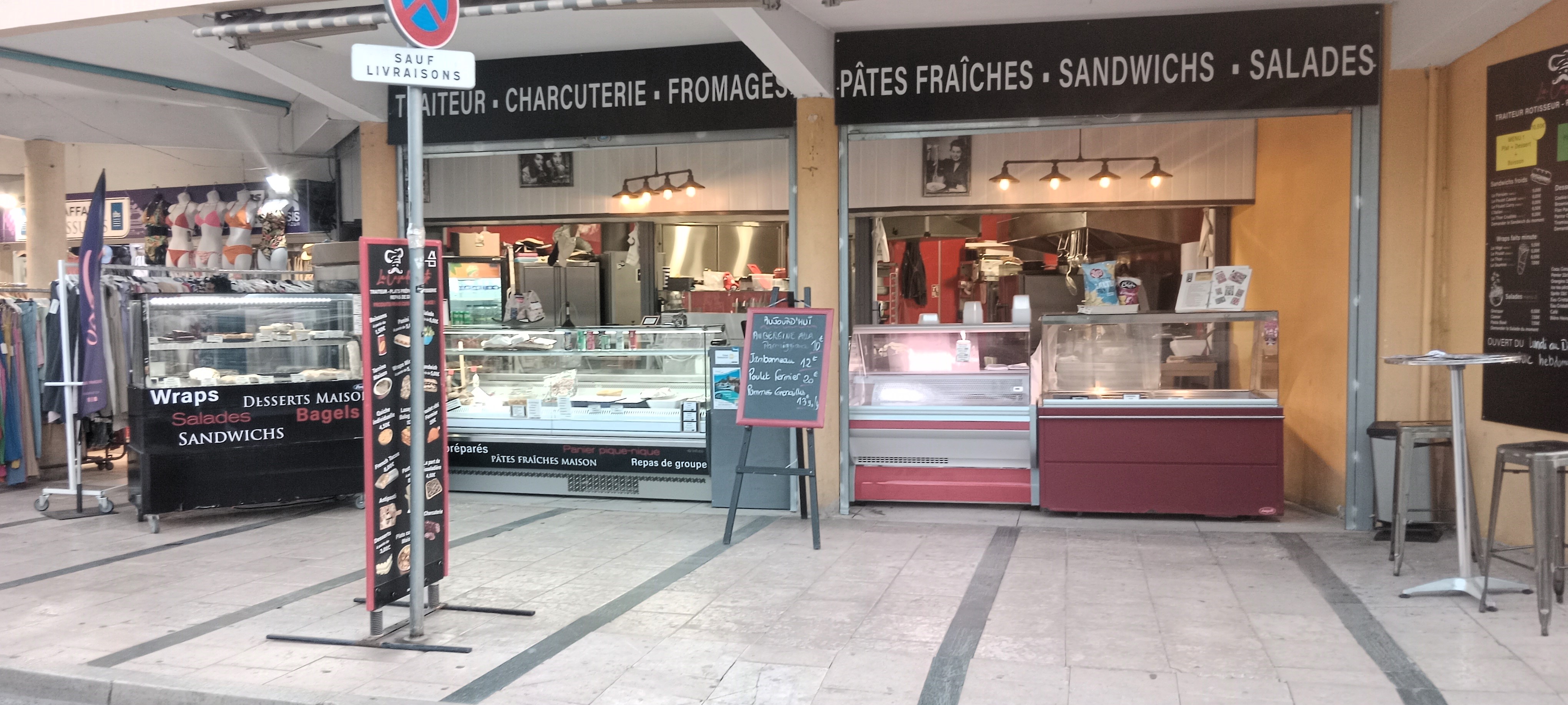 EMPLACEMENT N°1 (face au tabac presse) pour ce Traiteur-Repas de groupe-Sandwicherie-Snacking-Rôtisserie
TRAITEUR avec espace de vente direct sur trottoir avec 11 mètres de devanture à Bormes les mimosas à 100m de la plage, ouvert physiquement 7 mois de l’année (avril à octobre).
Cède le fonds de commerce pour cause de retraite avec Laboratoire de fabrication aux normes remis à neuf ouvert sur lieu de vente avec matériel de qualité (Rational).
Vendu avec l’intégralité des recettes et savoirs faire de l’exploitant. Ce lieu peut être modifiable pour se spécialiser uniquement dans le snacking, rôtisserie ou pizza à emporter.