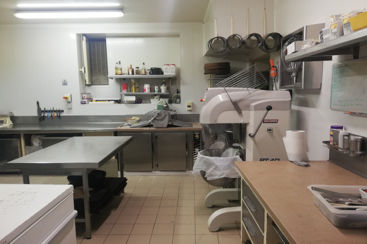commerce en centre ville proposant divers produits sucrés fait maison , activité en constante évolution, une clientèle fidélisée . Pour plus de renseignement sur les locaux , merci de me contacter via le mail .