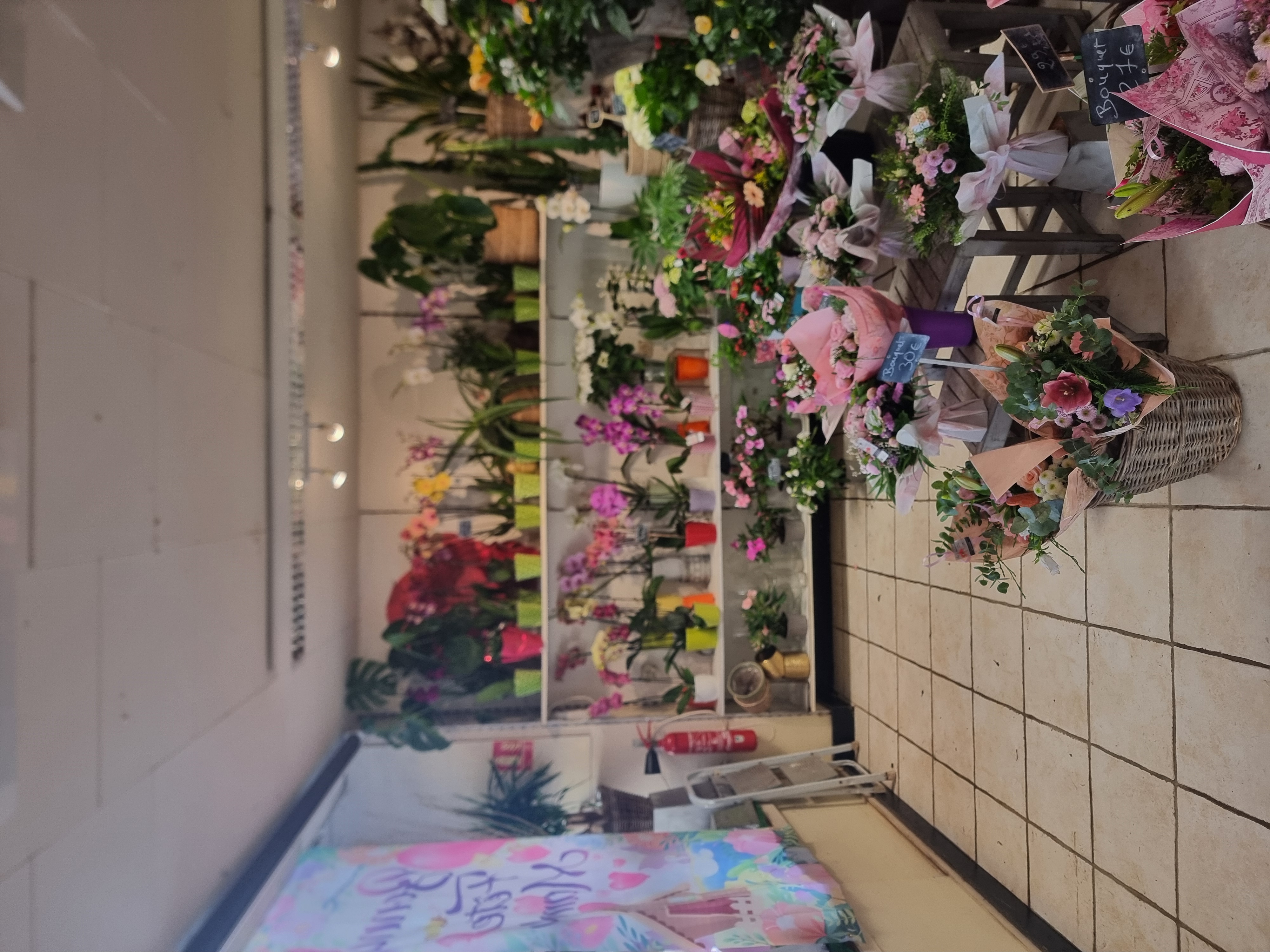 A céder fonds de commerce de fleurs situé dans le Rhône au pied du beaujolais.
en centre ville, en face de la poste et d'une boulangerie, à coté d'un primeur. Dans la même rue se trouve PFG , une agence immobilière, un bar à vin, une boucherie, une esthéticienne…
Local environ 40 M2 + réserves. 
Climatisation réversible.
Une chambre froide.

Loyer mensuel 692.44€.
Pas de personnel à reprendre.
Installé depuis 17 ans.

Pris du fonds de commerce :  35 000€