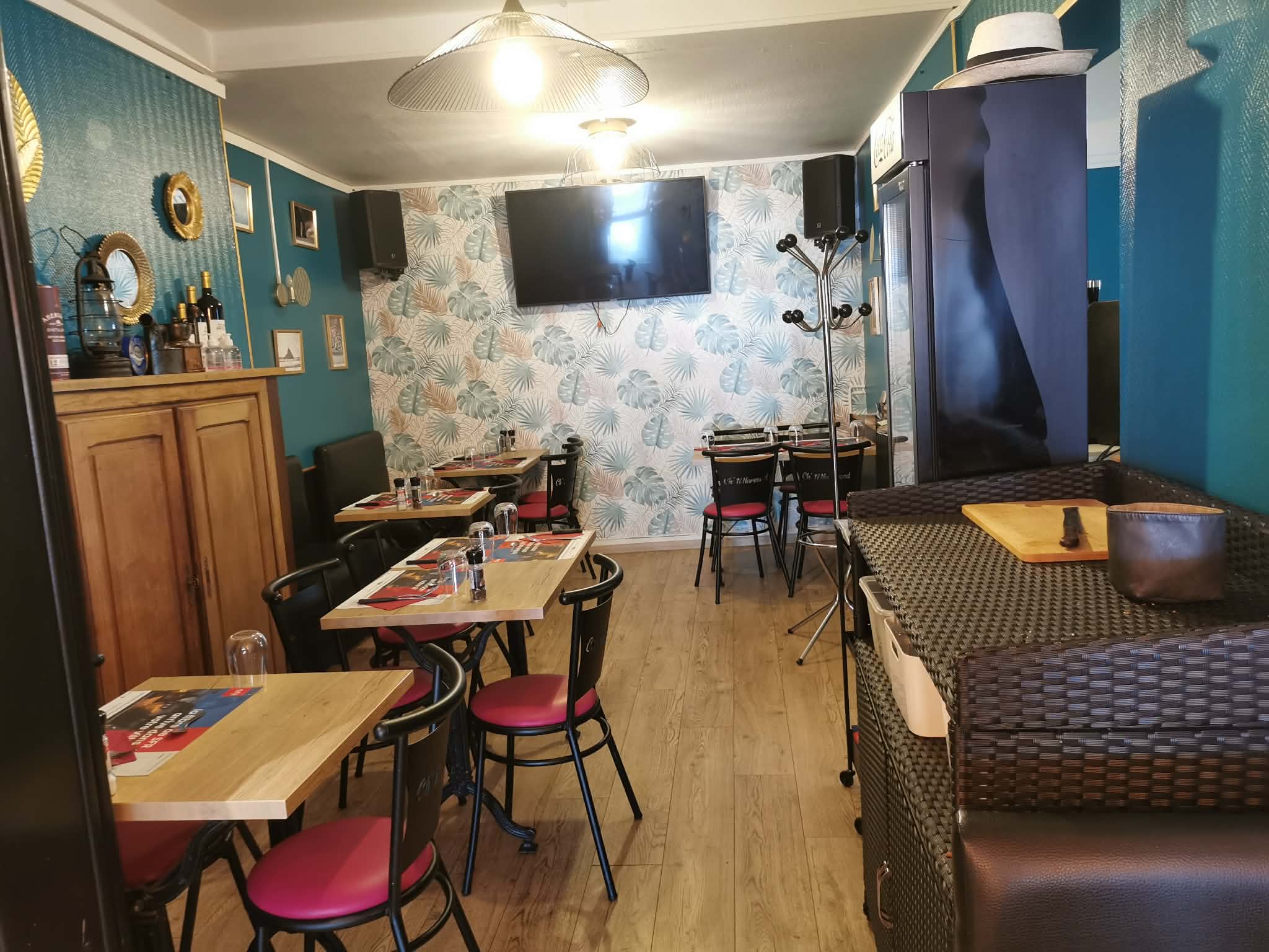 A saisir : Fond de commerce en centre bourg idéalement situé au cœur d’un village dynamique de 4600 habitants avec de nombreux commerces à proximité.
L’établissement offre une capacité de 35 couverts en salle et jusqu’à 50 places en saison estivale avec une terrasse bénéficiant d’une excellente visibilité.
Le village se situe dans l’Eure mais a 15 km de Honfleur et 25km de Deauville. 
Actuellement exploité uniquement le midi,il présente un important potentiel de développement notamment avec une ouverture en soirée.
Un logement  a l’étage de plus de 100m2 est inclus dans le bail. 
Loyer de 887 euros.