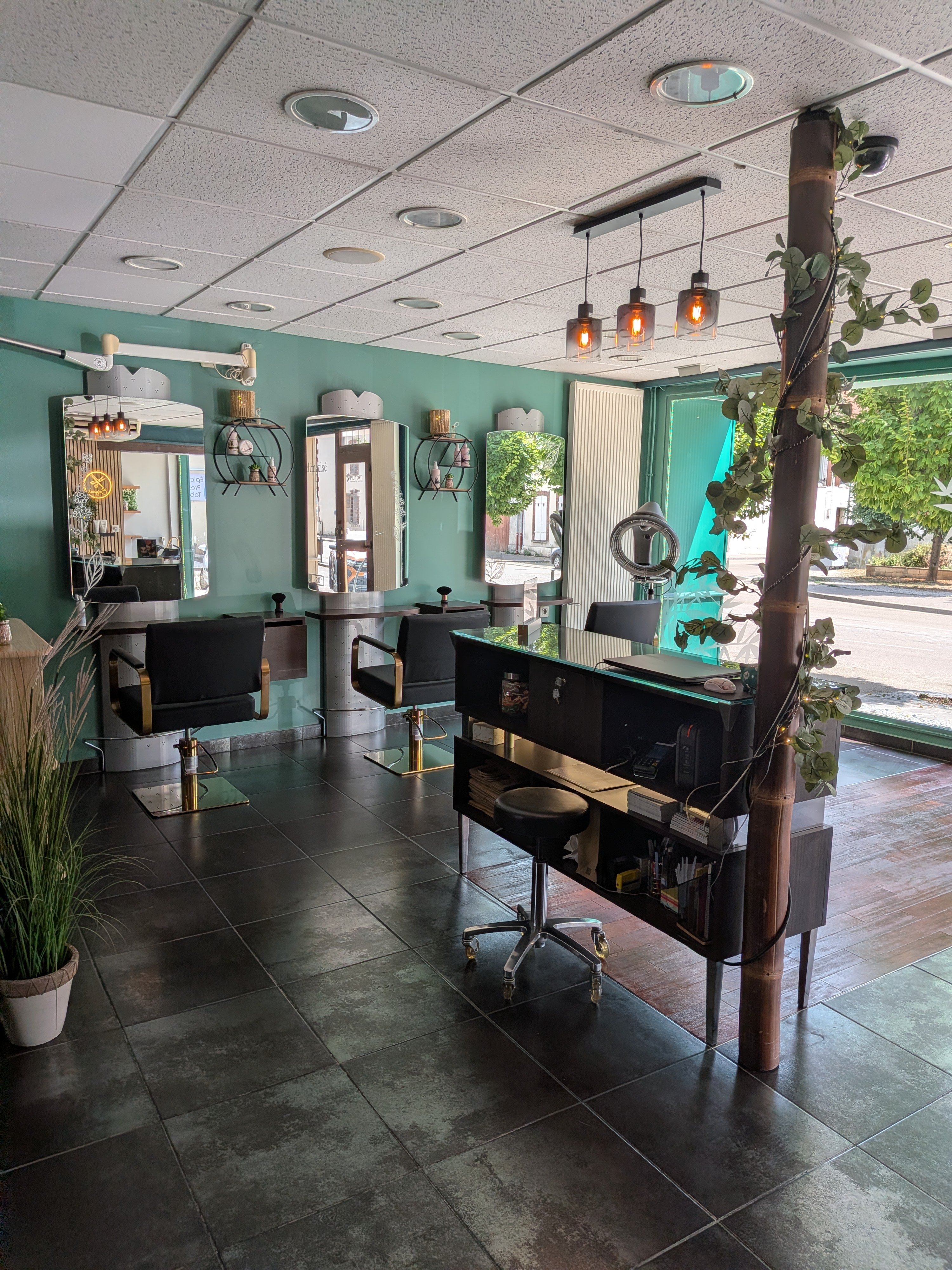 Vent fond de salon de coiffure de 90 m². Bon chiffre d'affaire avec équipe en place, une manager, une employée, une apprentie clientèle fidèle. Bon emplacement Possibilité d'achat des murs avec appartement de 90 m² à l'étage. Avec bonne rentabilité sur l'ensemble