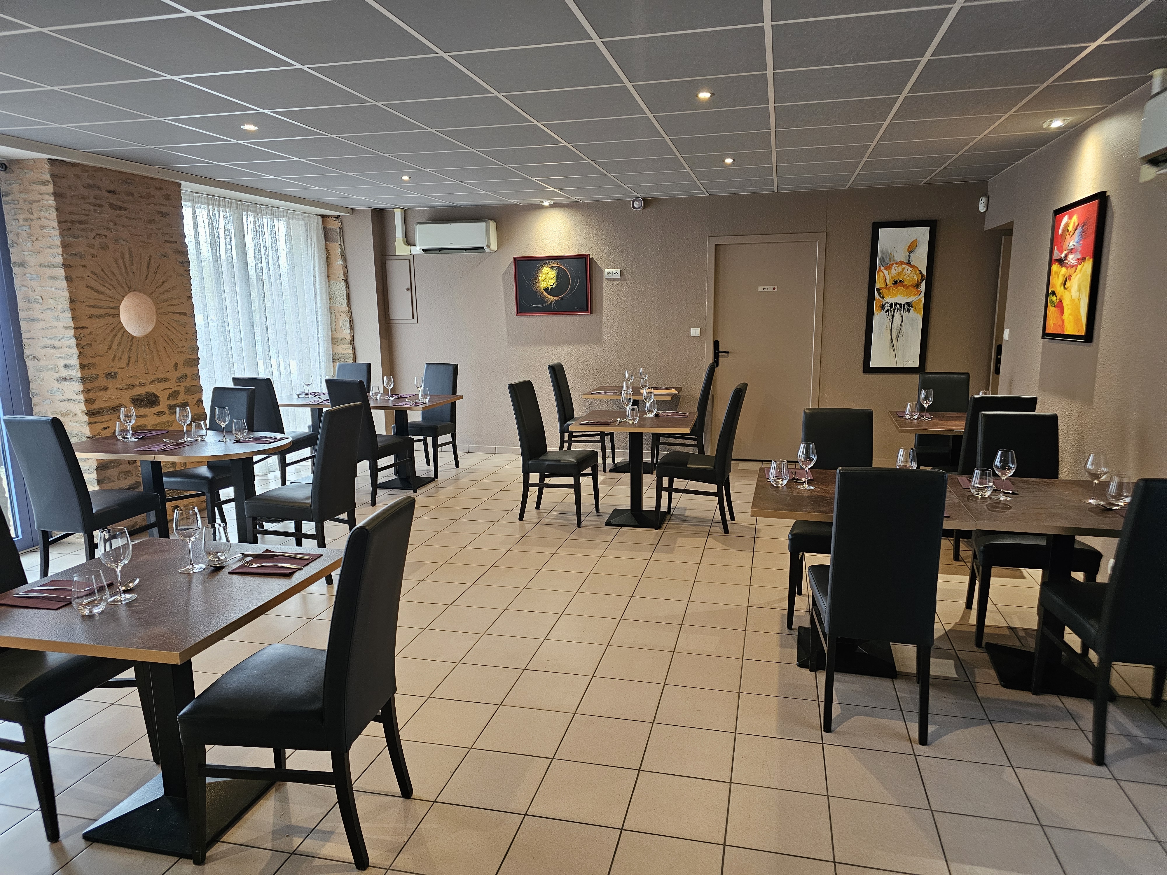 Restaurant bar