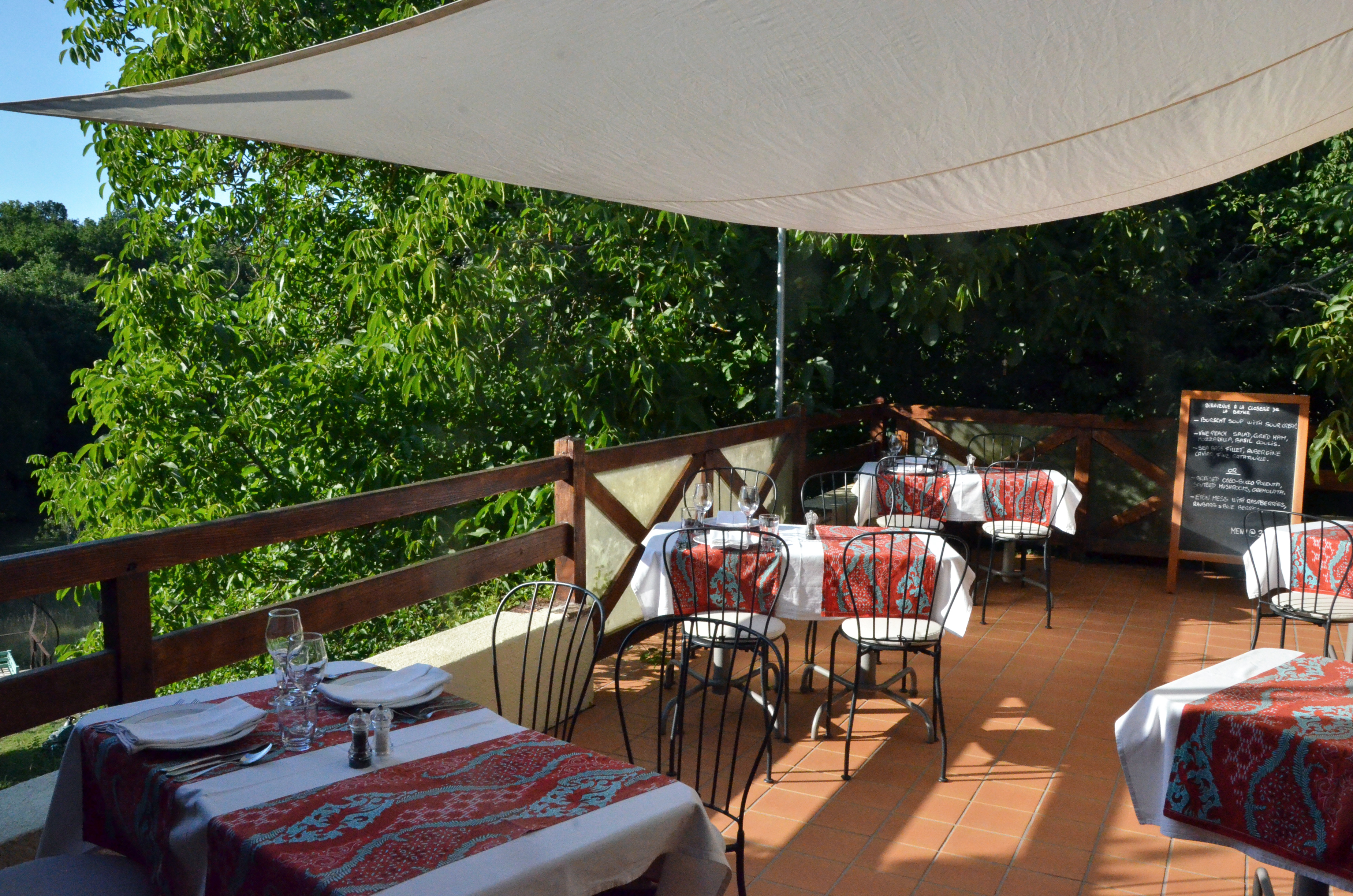 Possibilité de louer un restaurant pour la saison, ou à plus long terme, d'ouvrir un pop-up ou de vous installer ! 
Le restaurant peut accueillir 20 personnes à l'intérieur et 20 sur la terrasse, avec une vue magnifique sur la vallée. Entièrement meublé et équipé. 
Il existe une clientèle locale enthousiaste et des gîtes sur place avec des clients prêts à réserver des repas réguliers d'avril à octobre.
Hébergement à l'étage.