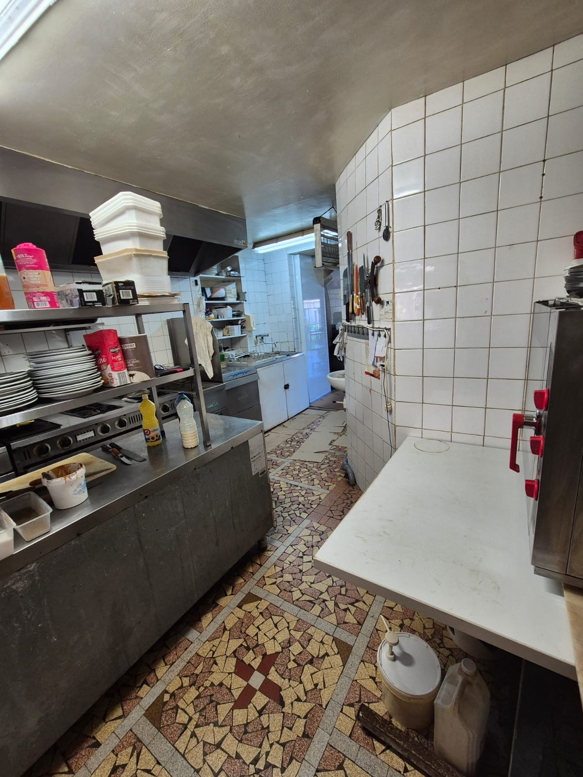 Fond de commerce BAR - RESTAURANT à vendre à Glos la Ferriere dans l’Orne. A 10 min de L’aigle. Axe l’aigle - Lisieux/Deauville
Belle salle de restaurant, 40 places assises, WC, cuisine, plonge, chambre froide, une grande arrière cuisine, une salle de bar, une cave , une cour et une réserve. 
Bail 3/6/9. Loyer 480 euros/mois