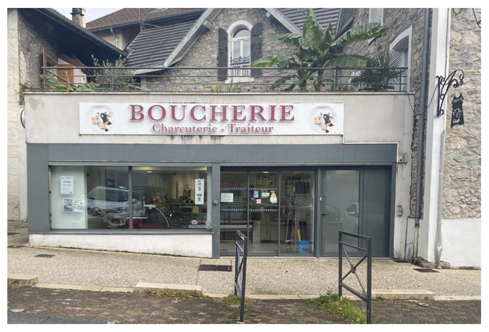 Au nord de Grenoble dans un village en pleine expansion, entouré d'autres commerces, avec parking devant le magasin, cause retraite, vend boucherie charcuterie traiteur avec une surface de 55.35 m2, laboratoire de 19.23 m2, laboratoire et réfrigération de 14.39 m2, bureau avec WC et réserve de 17.59 m2 soit un total de 106.56 m2.
Chiffre d'affaires en progression, clientèle fidèle, affaire en très bon état.
A développer : l'activité traiteur.
Entretien du matériel suivi. Loyer 1700 €
Prix de vente : 165 000 € hors frais d'agence