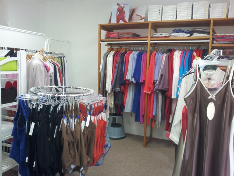A vendre fonds de commerce BOUTIQUE de LINGERIE à Pont l'Abbé

- Emplacement N°1, en cœur de ville, rue piétonne, angle de rue, 3 vitrines.
Local commercial de 42 m² (boutique 36 m², réserve + sanitaires 6 m²)
- Offre diversifiée de lingerie féminine - Chemises de nuit, pyjamas, tenues de détente, maillots de bains, collants, chemises laine, soie et coton, soutiens gorge, slips, gaines. Antigel, Avet, Chantelle, Charmeline, Doré Doré, Empreinte, Gerbe, Hanro, Lejaby, Lidéa, Lisanza, Livia, Lou, Massana, Pastunette, Simone Pérèle, Ringella, Senoretta, Sloggi, Sunmarin, Triumph, Vittoria...
- Clientèle locale fidèle et clientèle touristique en période de vacances scolaires
- CA stable, bonne rentabilité
- Bon potentiel de développement
- Accompagnement possible par le cédant

Pas sérieux et agences, s'abstenir.