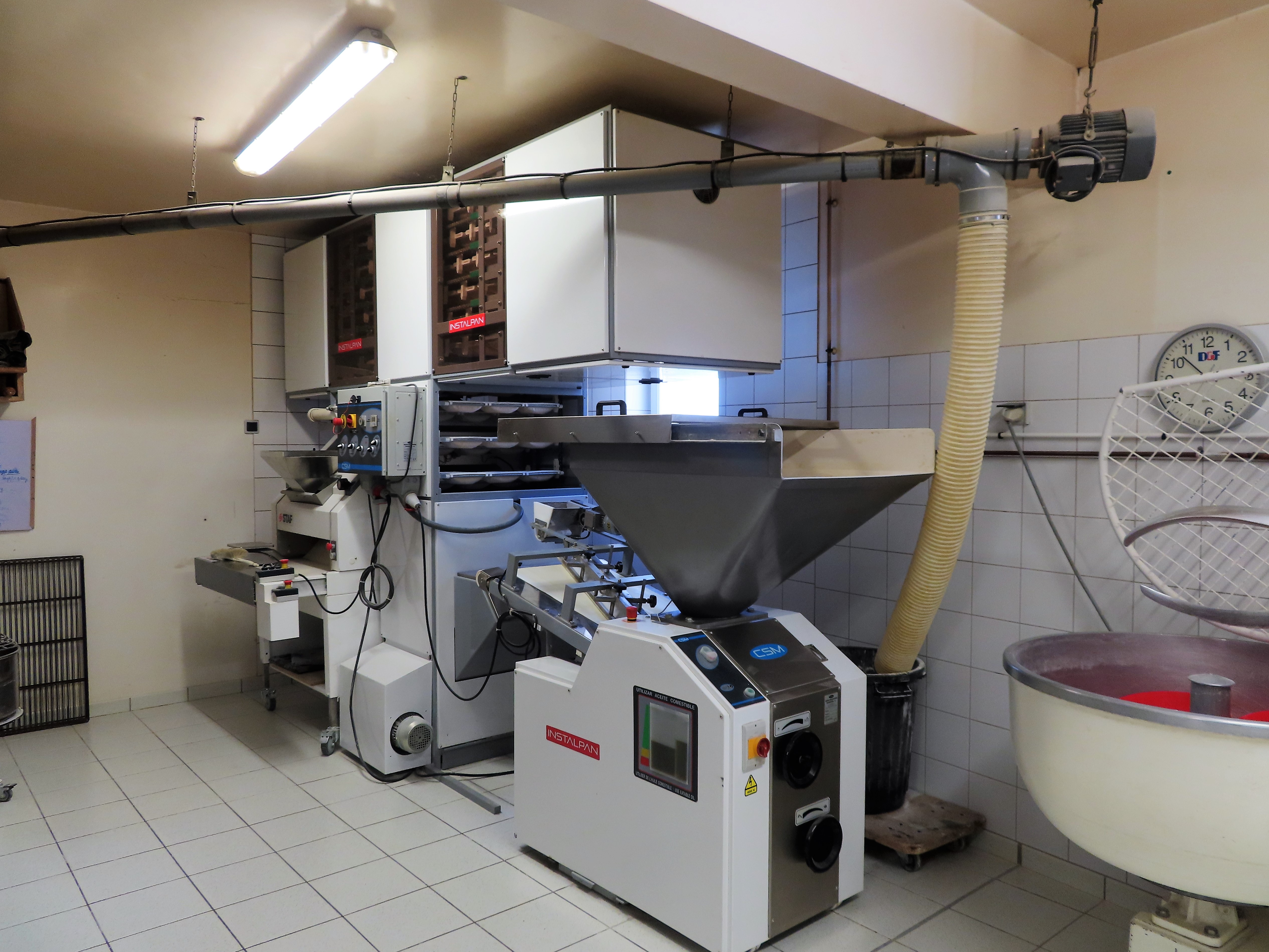A céder, boulangerie, pâtisserie, chocolaterie située au cœur d’un village du Nord de la Lozère, à 20 min de l’autoroute A75 (axe Clermont-Ferrand /Béziers) et proche des services et commerces de proximité. Stationnement devant la boulangerie.
Magasin climatisé de 42 m² refait à neuf en 2024, fournil et laboratoire de pâtisserie de 100 m². Locaux aux normes équipés avec du matériel complet, régulièrement renouvelé. Clientèle locale et fidèle.
Équipe de 3 salariés. Compétences nécessaires en pâtisserie. Possibilité d’accompagnement à la reprise par les cédants (transmission de recettes et spécialités).
Logements T4 et T1 disponibles à l’étage.
Idéal pour un couple dont l’un des deux dispose de compétences en pâtisserie.