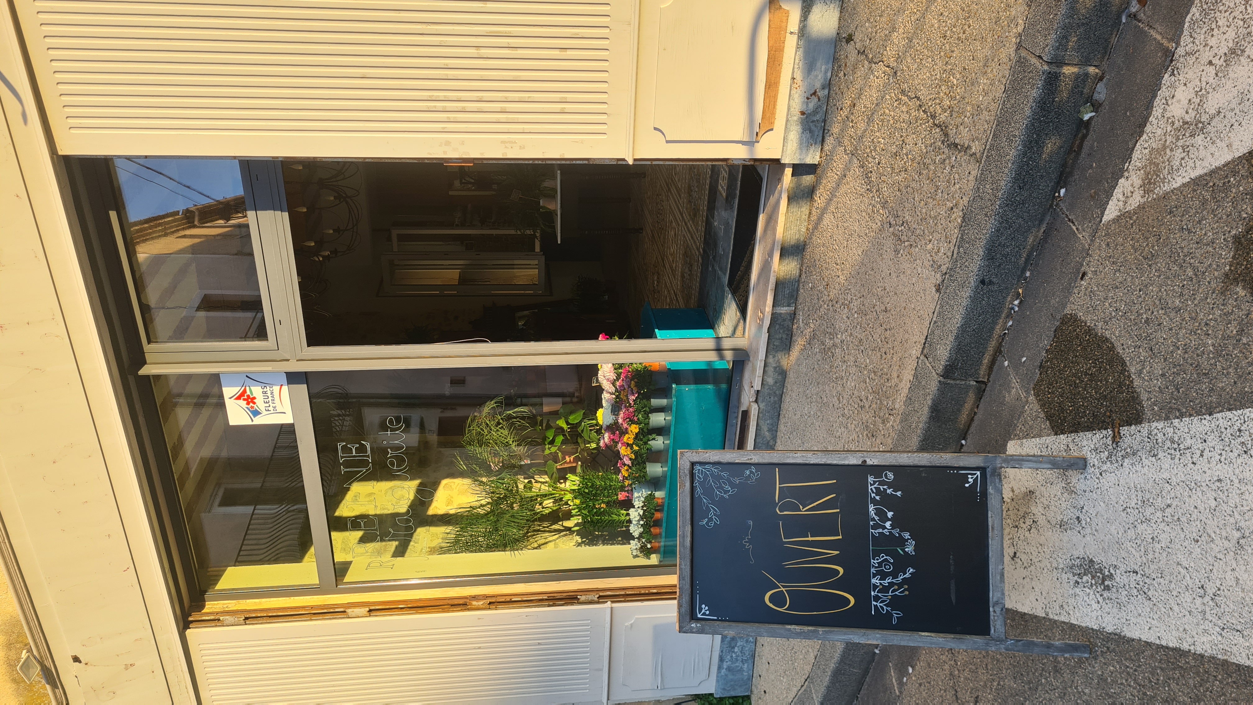 A céder cause changement professionnel fonds de commerce de fleuriste situé dans village Vallée du Rhône (entre Avignon et Orange). 
Local de 55 m² entièrement équipé, aménagé et climatisé avec boutique de vente et réserves.
Loyer mensuel = 550 €.
Pas de personnel lors de la reprise.

Prix de vente du fonds de commerce = 20 000 €.

Pour plus de renseignements et obtenir une fiche de renseignements détaillée, n'hésitez pas à adresser un mail à l.bouzigues@cmar-paca.fr (accompagnement gratuit proposé par la Chambre de Métiers et de l'Artisanat).