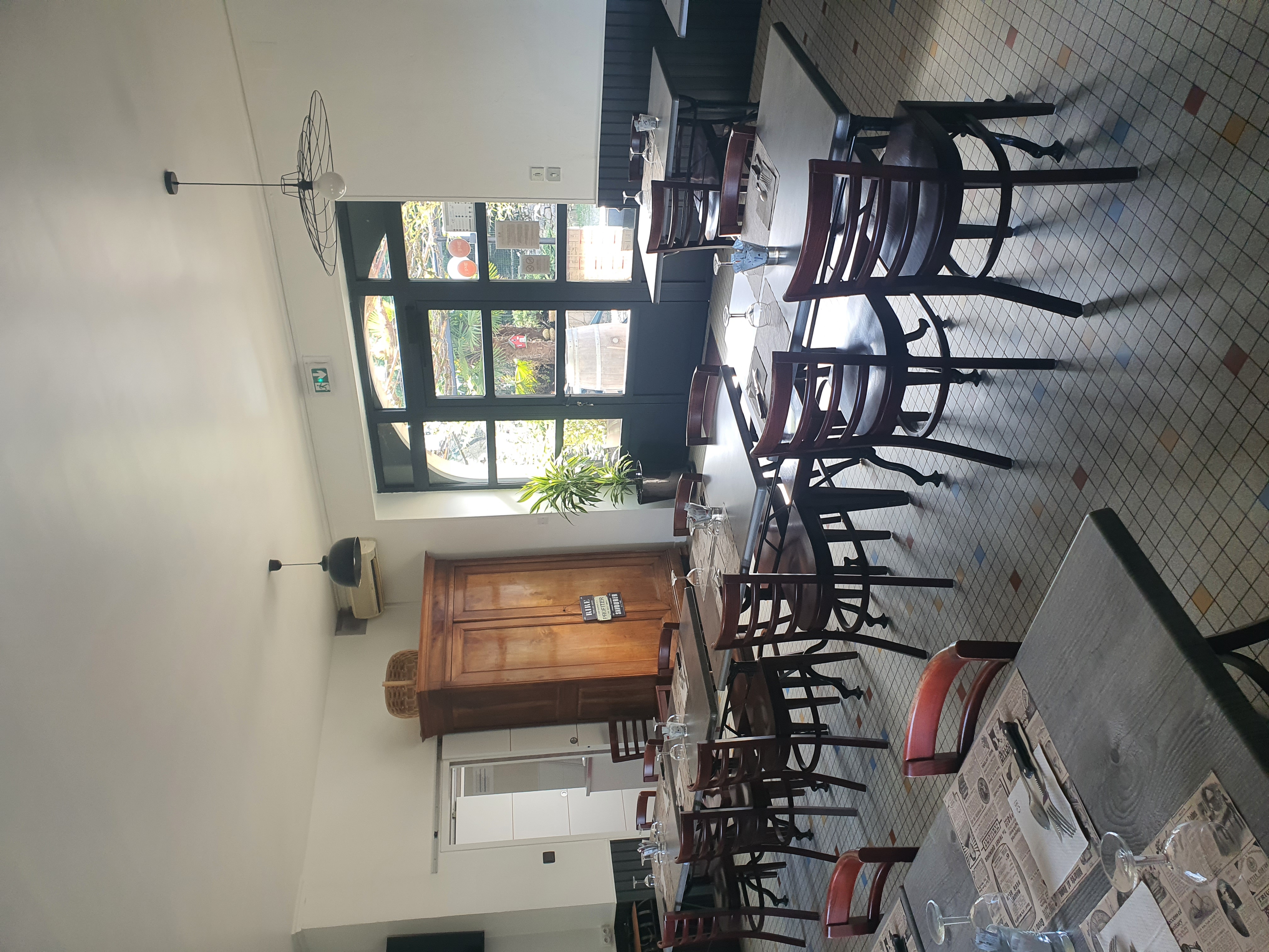 Opportunité : Cession de Fonds de Commerce – Restaurant routier 

Emplacement privilégié | Clientèle fidèle | Potentiel de développement

Situé à Lachapelle-Auzac (46), aux portes de la vallée de la Dordogne et à proximité immédiate des axes touristiques majeurs du Lot et de la Dordogne, ce restaurant routier est prêt pour écrire une nouvelle étape de son histoire.

Points Forts de l'Établissement :
- Emplacement Stratégique : Situé sur l’ancienne nationale 20, bénéficiant d'une excellente visibilité et d'un accès facile (proximité A20).
- Capacité d'accueil : Belle salle de restauration chaleureuse d’une quarantaine de couverts et vaste terrasse ombragée, idéale pour la saison estivale.
- Outil de travail : Cuisine professionnelle entièrement rénovée en 2021, entretenue et prête à l'emploi immédiatement. Aucun travaux majeurs à prévoir.
Le restaurant est également équipé d’une douche et d’une toilette aux normes PMR.
- Stationnement : Plusieurs grands parkings privés facilitant l'accueil des individuels, des professionnels (camions) et des groupes (autocaristes).
- Appartement inclus : Un grand appartement de 3 chambres se trouve au-dessus du restaurant.

Caractéristiques Techniques :
- Type de bail : Commercial 3/6/9.
- Loyer : 1 200 € / mois (restaurant : 700 € + appartement : 500 €)
- Prix de cession : 80 500 €