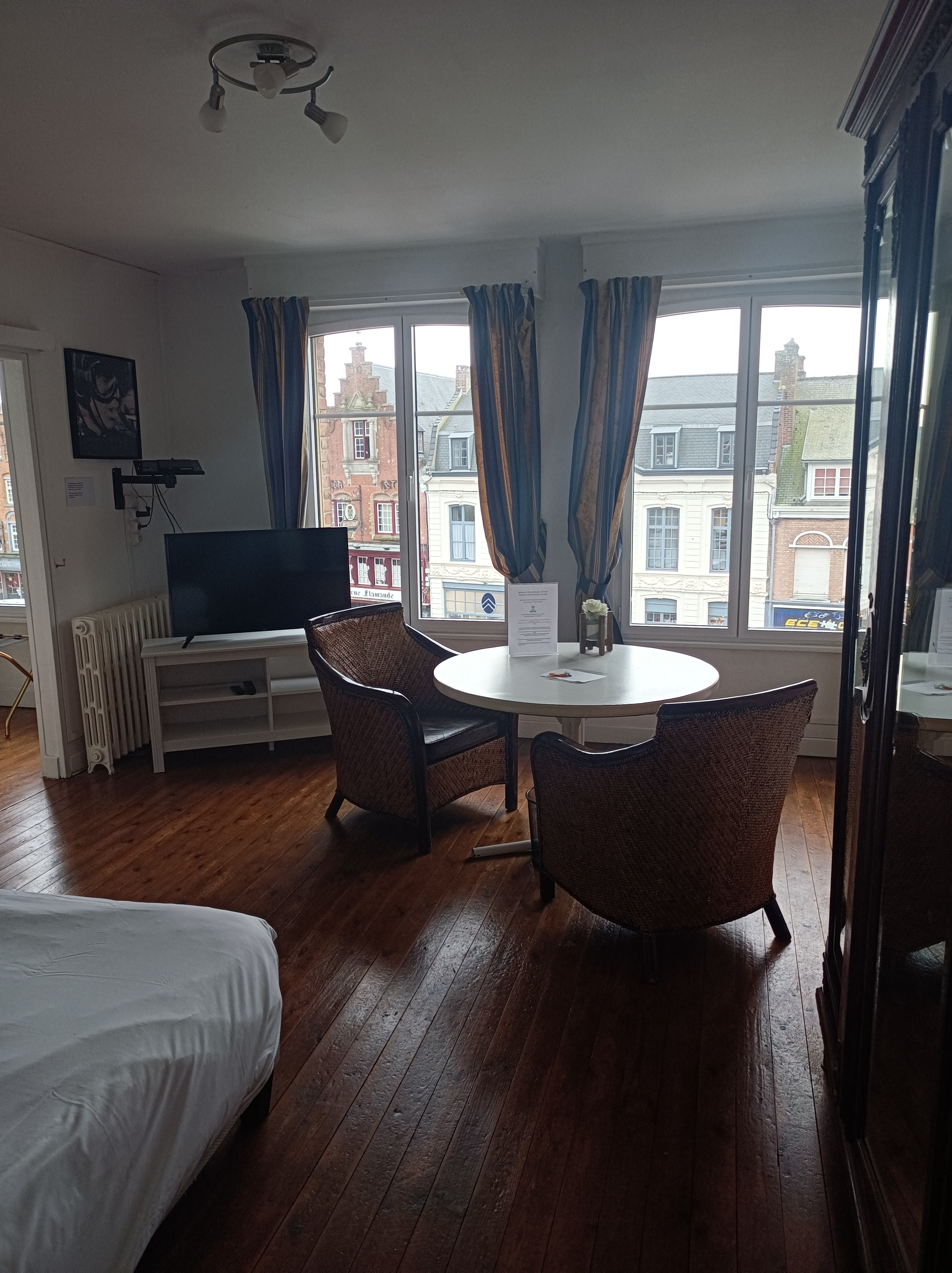 A SAISIR
FONDS DE COMMERCE HOTEL-RESTAURANT avec licence IV situé dans un emplacement stratégique au coeur de Cassel, élu village préféré des français, cet établissement hôtel-restaurant bénéficie d'une excellente visibilité et d'une clientèle fidèle, composé à la fois de touristes et de professionnels
Cet hôtel sur trois étages est composé de six chambres rénovées, entièrement équipées et bien entretenues
Le restaurant a une capacité de 36 couverts, avec possibilité d'une terrasse extérieure en accord avec la mairie.
Au dernier étage, vous trouverez un grand appartement d'environ 80m².
Équipements : chauffage central au fuel, cumulus 300l, réserve, chambre froide,
Le loyer mensuel est d'environ 2500 euros.