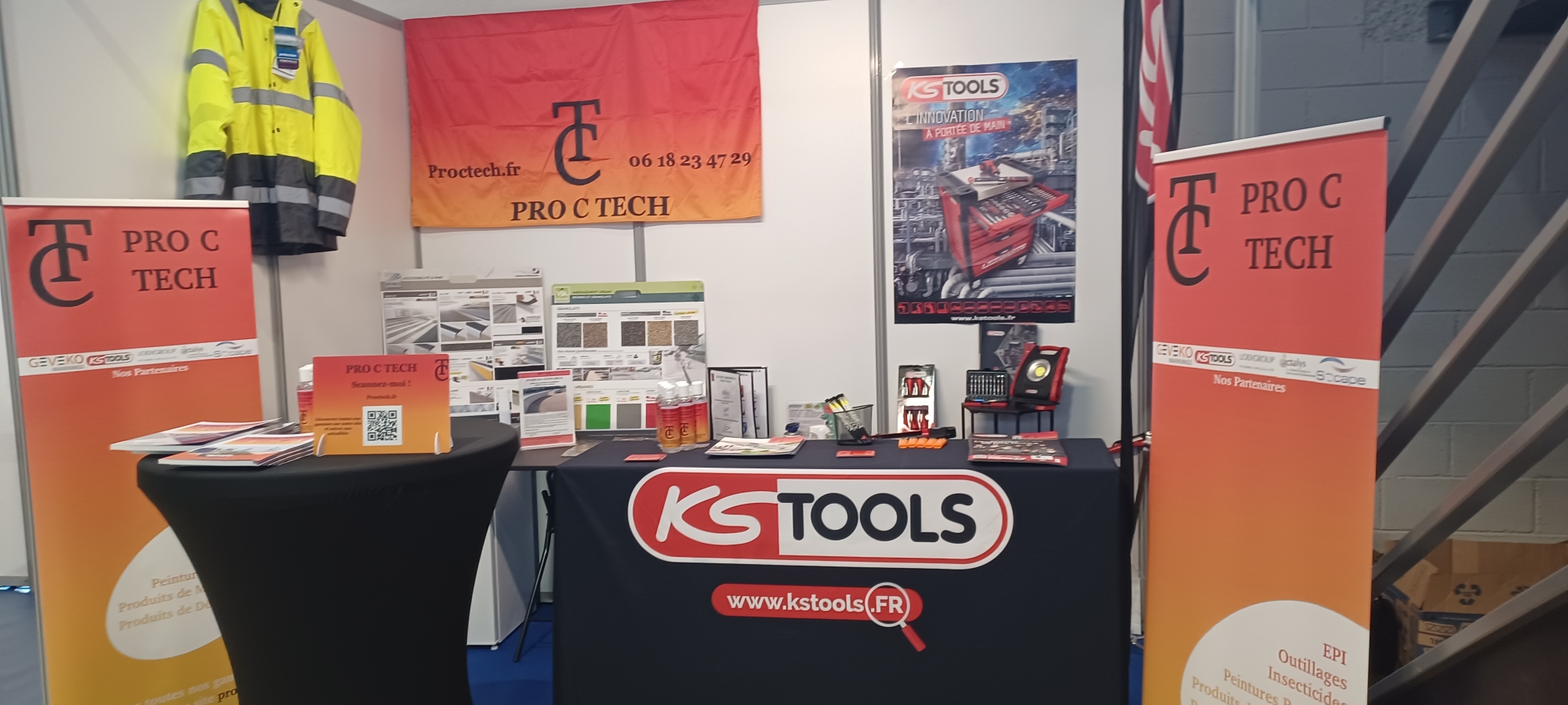 Entreprise spécialisée dans la vente de matériel et produits techniques destinés aux collectivités :
	•	Entretien du mobilier urbain
	•	Signalétique et balisage routier
	•	Vêtements de travail et équipements professionnels
	•	Produits techniques divers pour les services municipaux

L’activité s’adresse principalement aux mairies et collectivités locales (environ 50 mairies clientes régulières).
Le fichier client a été constitué et entretenu depuis 7 ans, garantissant une relation de confiance et un potentiel de développement important.
👉 Points forts :
	•	Fichier client solide et ciblé
	•	Activité pérenne et adaptable à différentes gammes de produits techniques
	•	Possibilité d’accompagnement par la cédante (expérience et réseau)
	•	La cédante peut envisager un accompagnement sous forme de salariat ou de mission commerciale afin d’assurer une transition fluide et un développement rapide du portefeuille.

Idéal pour une entreprise souhaitant se développer sur le marché des collectivités locales, ou pour un commercial indépendant souhaitant reprendre une activité clé en main avec une base clients active et rentable.