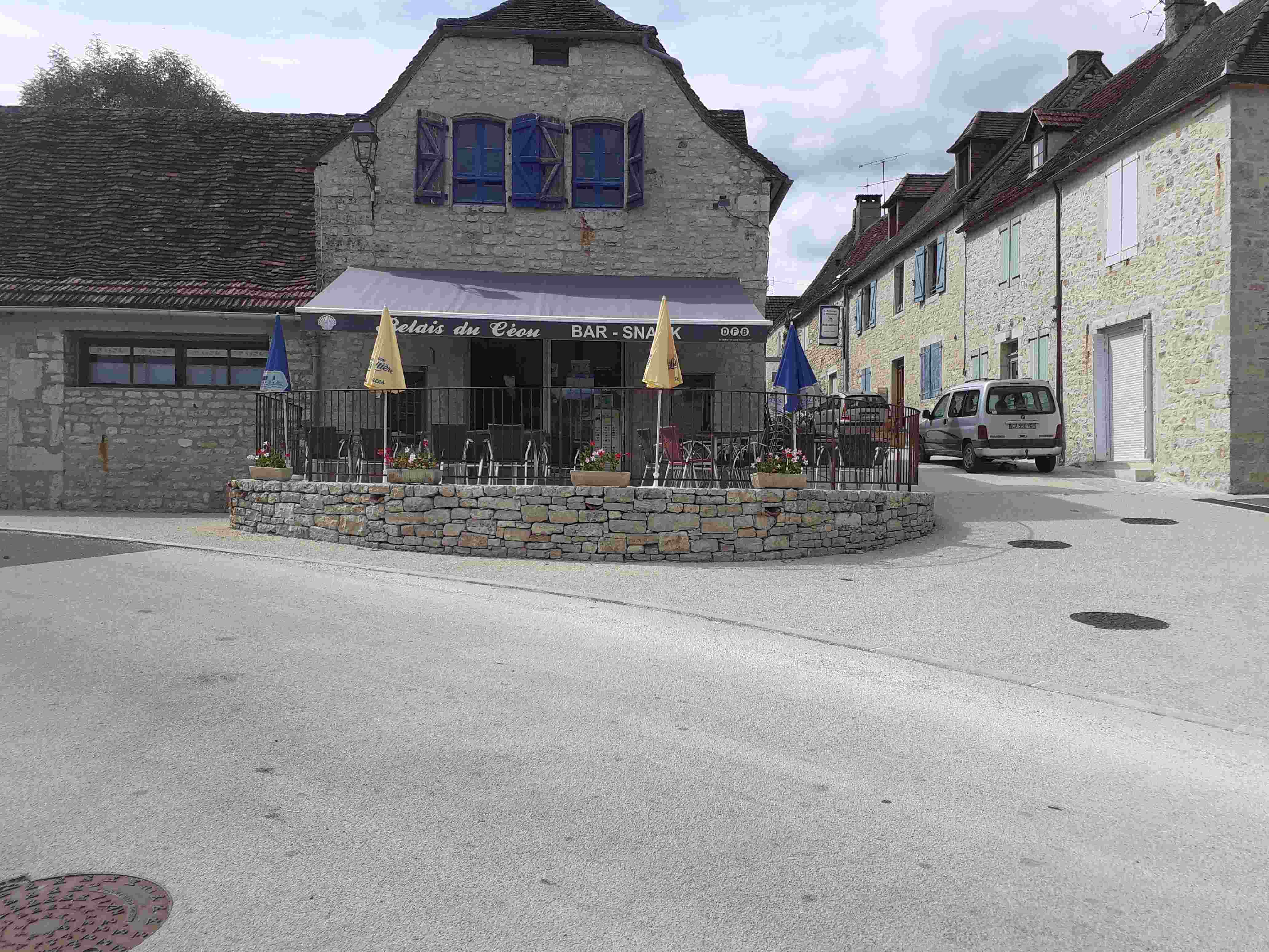 vend commerce ouvert à l année dans un village de 600 habitants sur les chemins de st jacques de compostelle ( GR46 ) passage de nombreux pèlerins de fin mars à début novembre. très bonne clientèle. dans le village important centre de rééducation fonctionnel ( LA ROSERAIE ) renseignements par mail